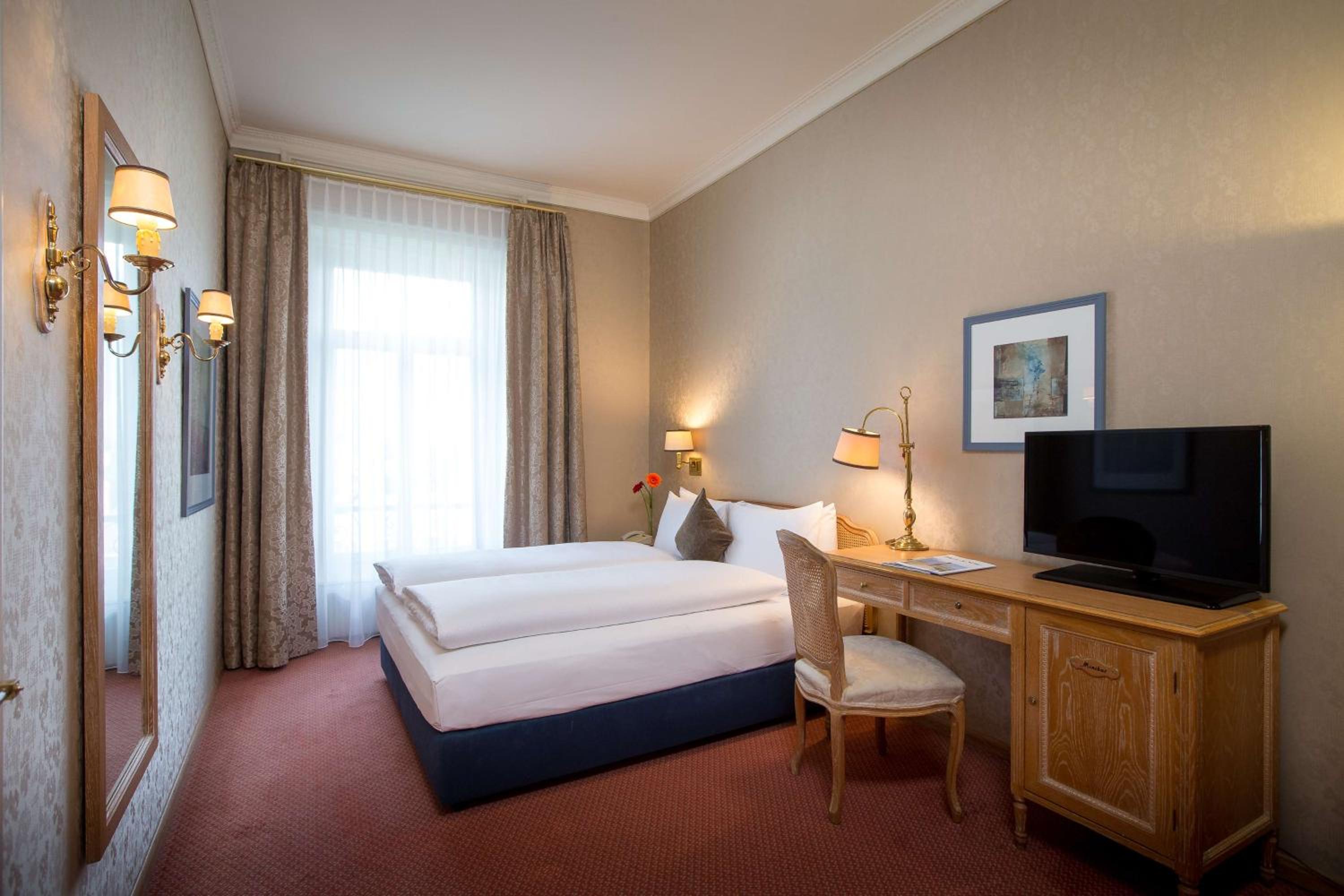 Queen Room - Photo 2