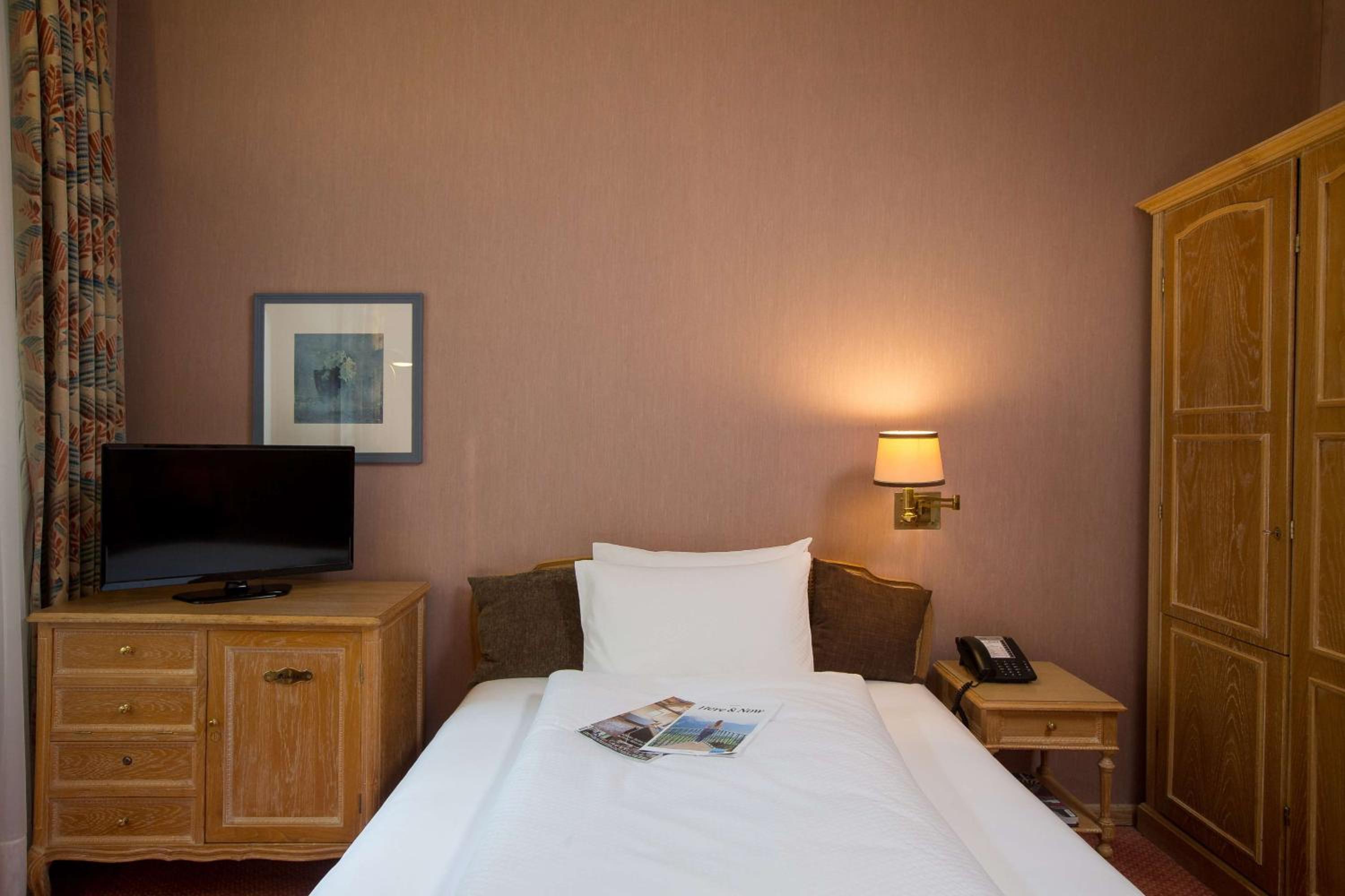 Single Room with Balcony - Photo 4