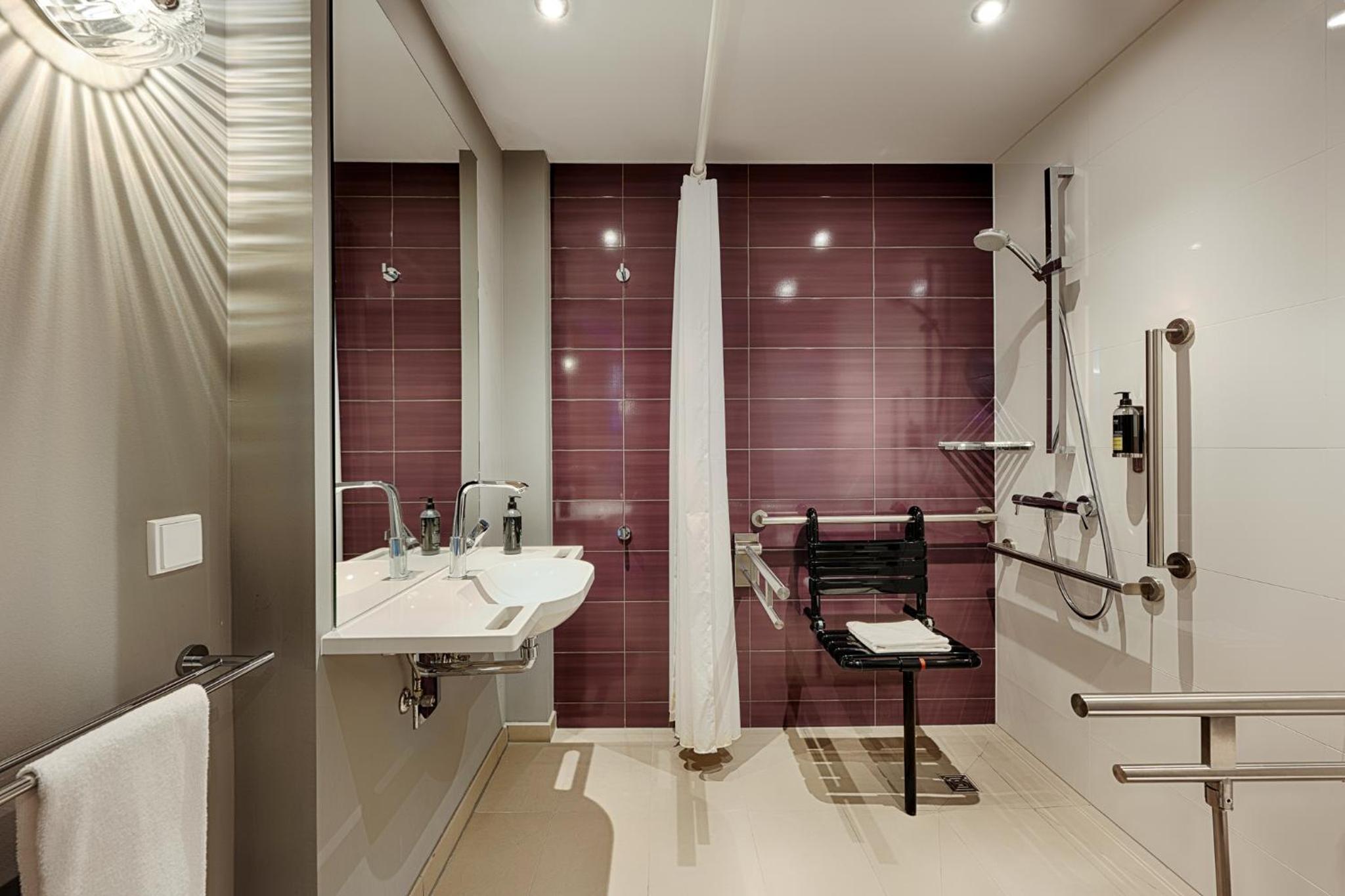 Double Room - Disability Access w/ walk in shower
