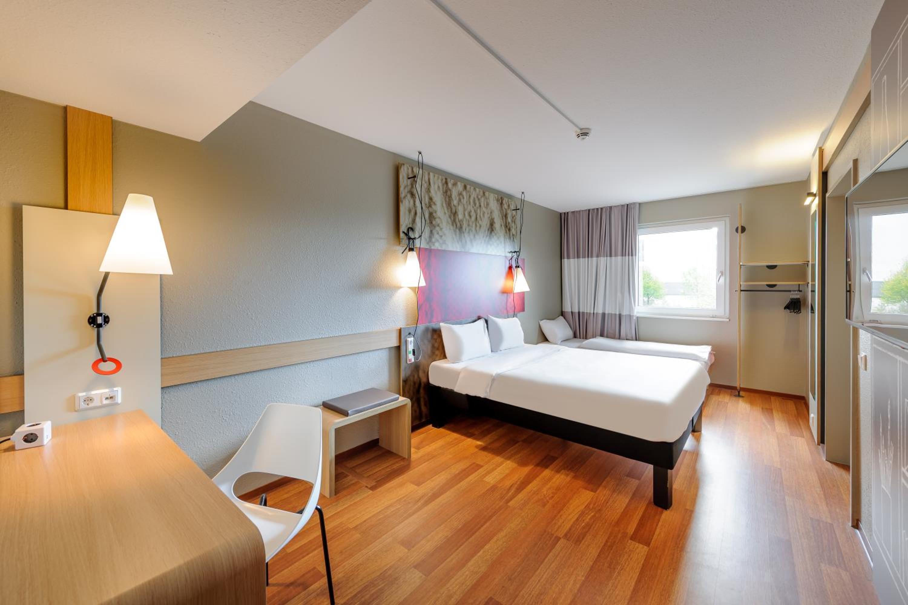Family Room with One Double Bed and One Single Bed - Photo 4