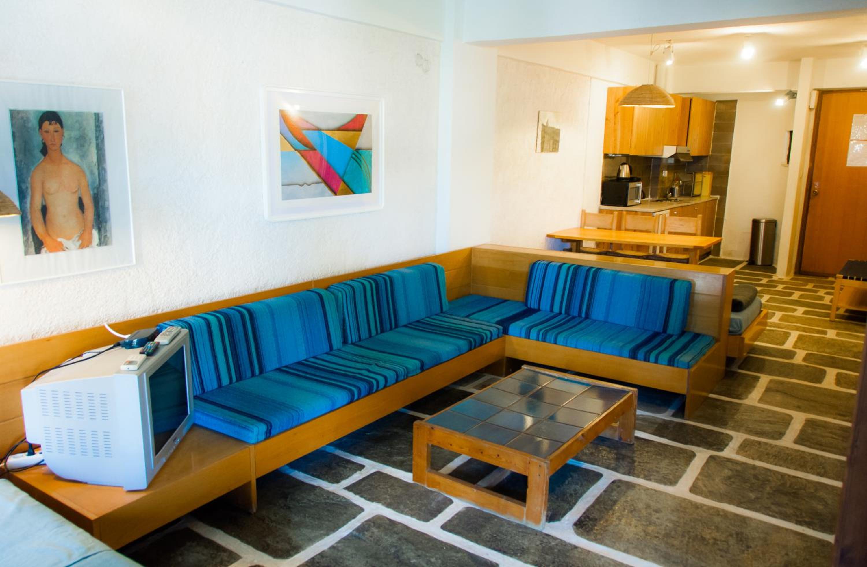 Family Room - Photo 2