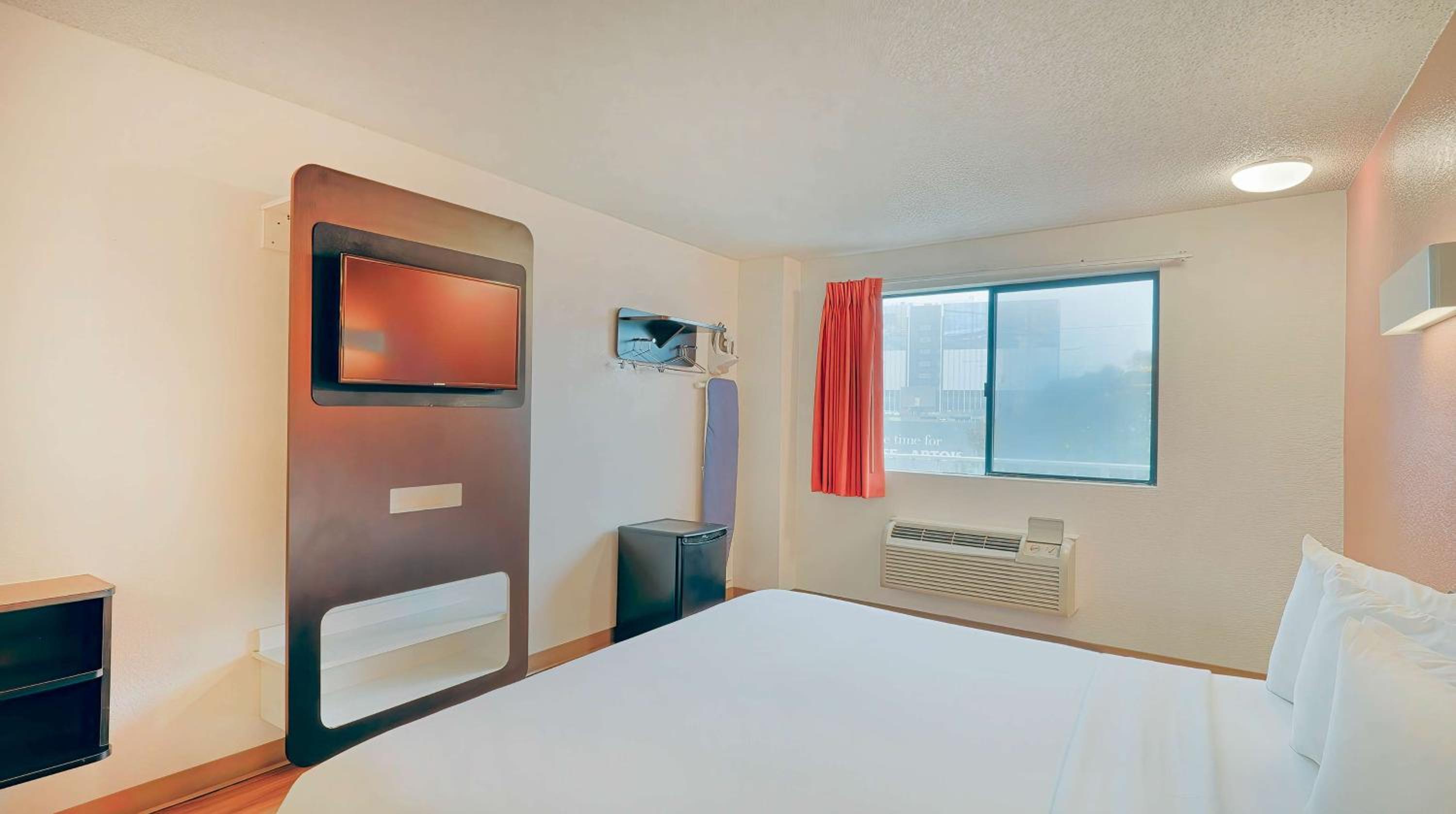 King Room - Disability Access - Non-Smoking - Photo 1