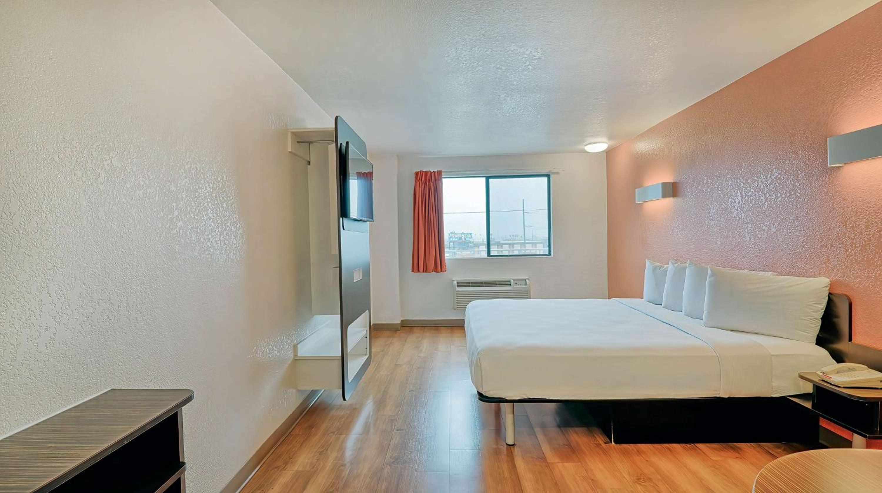 King Room - Disability Access - Non-Smoking - Photo 3
