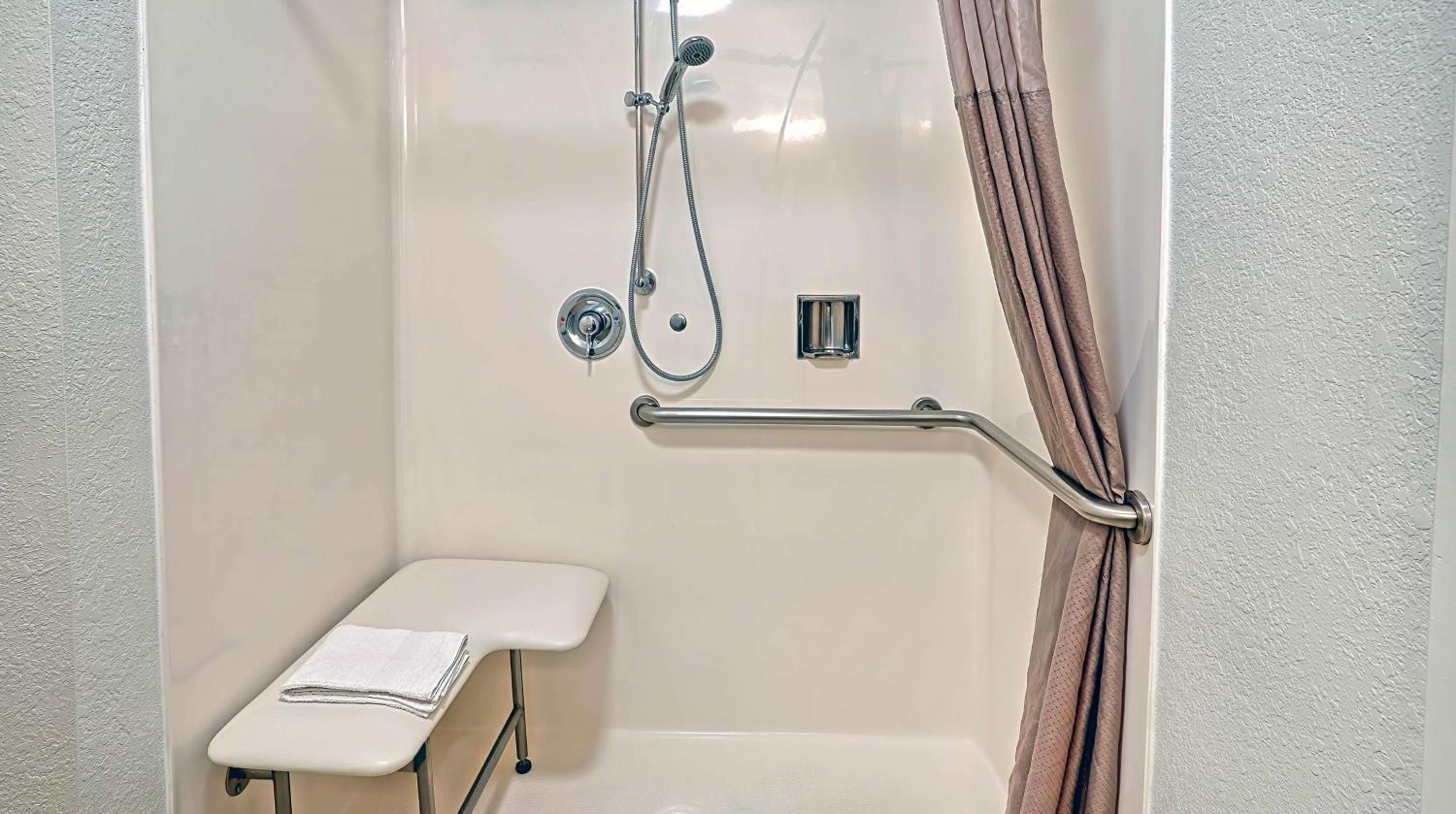 Queen Room with Two Queen Beds - Disability Access - Non-Smoking - Photo 4