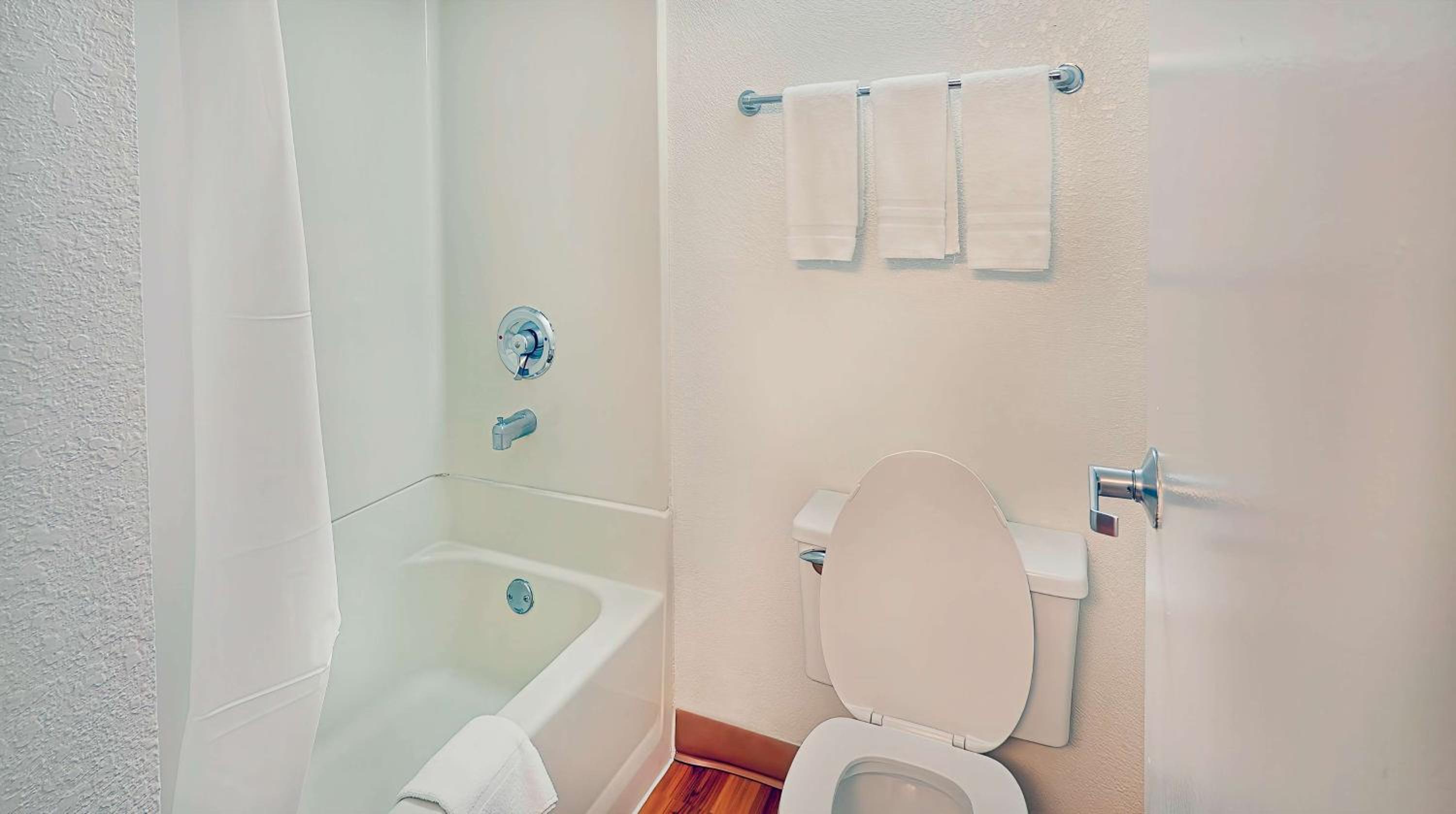 Queen Suite - Non-Smoking - Photo 6