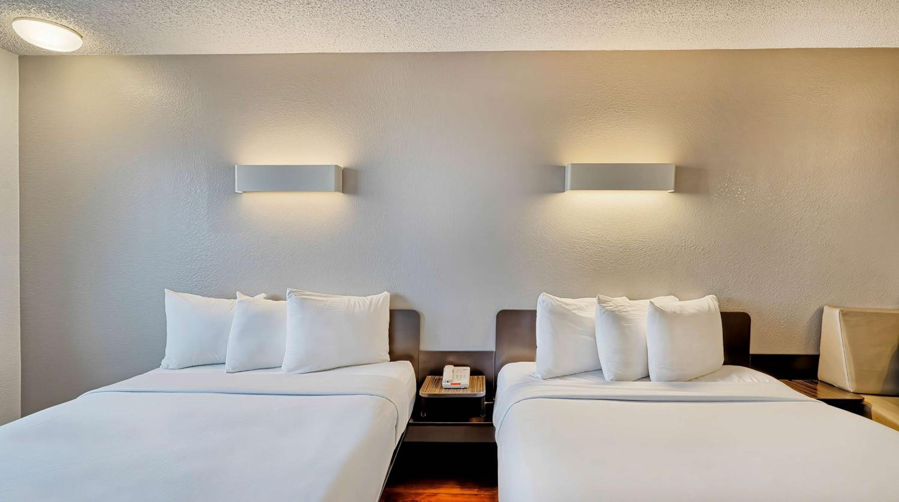 Queen Room with Two Queen Beds - Disability Access - Non-Smoking - Photo 5