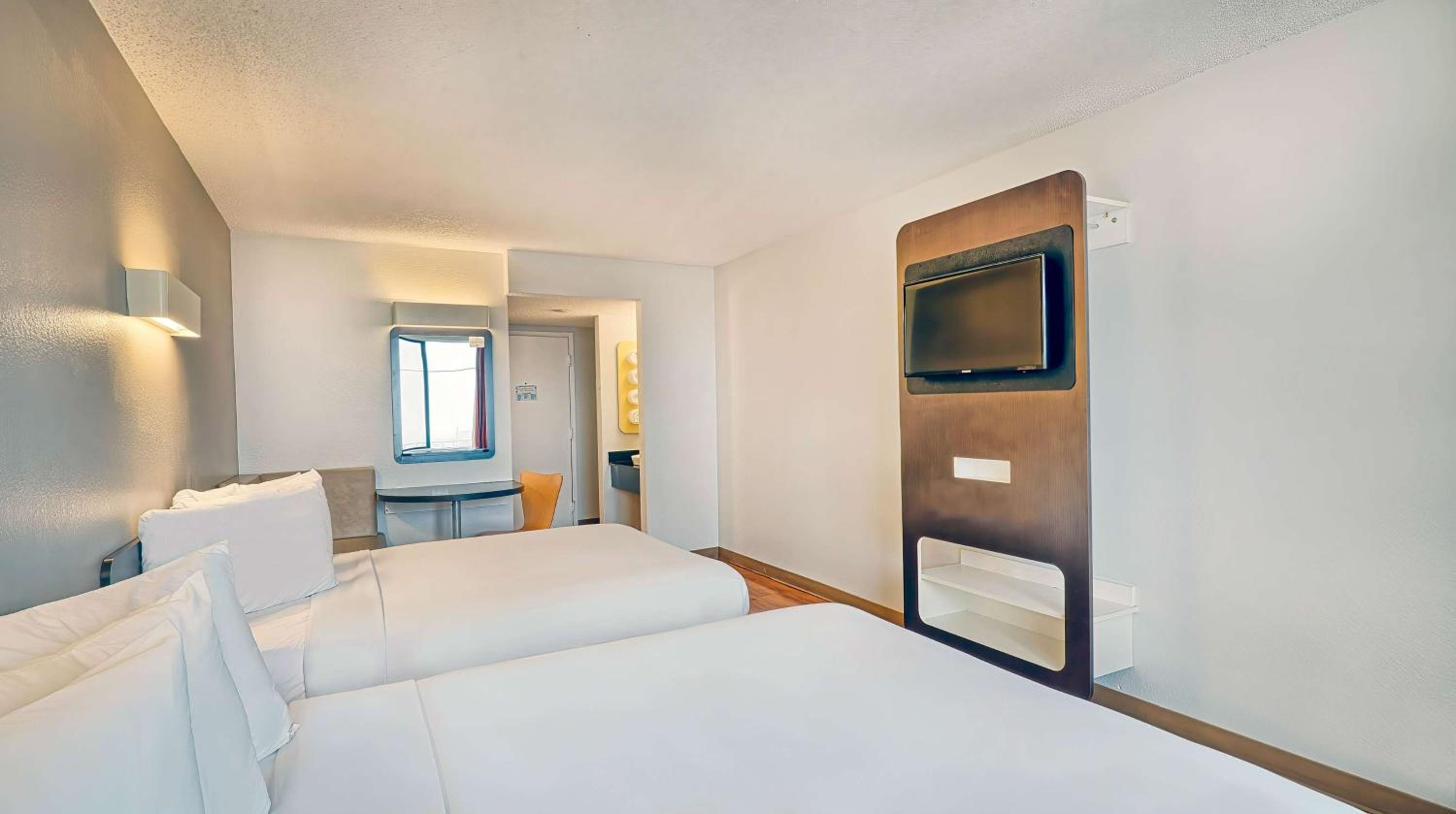 Queen Room with Two Queen Beds - Disability Access - Non-Smoking - Photo 3