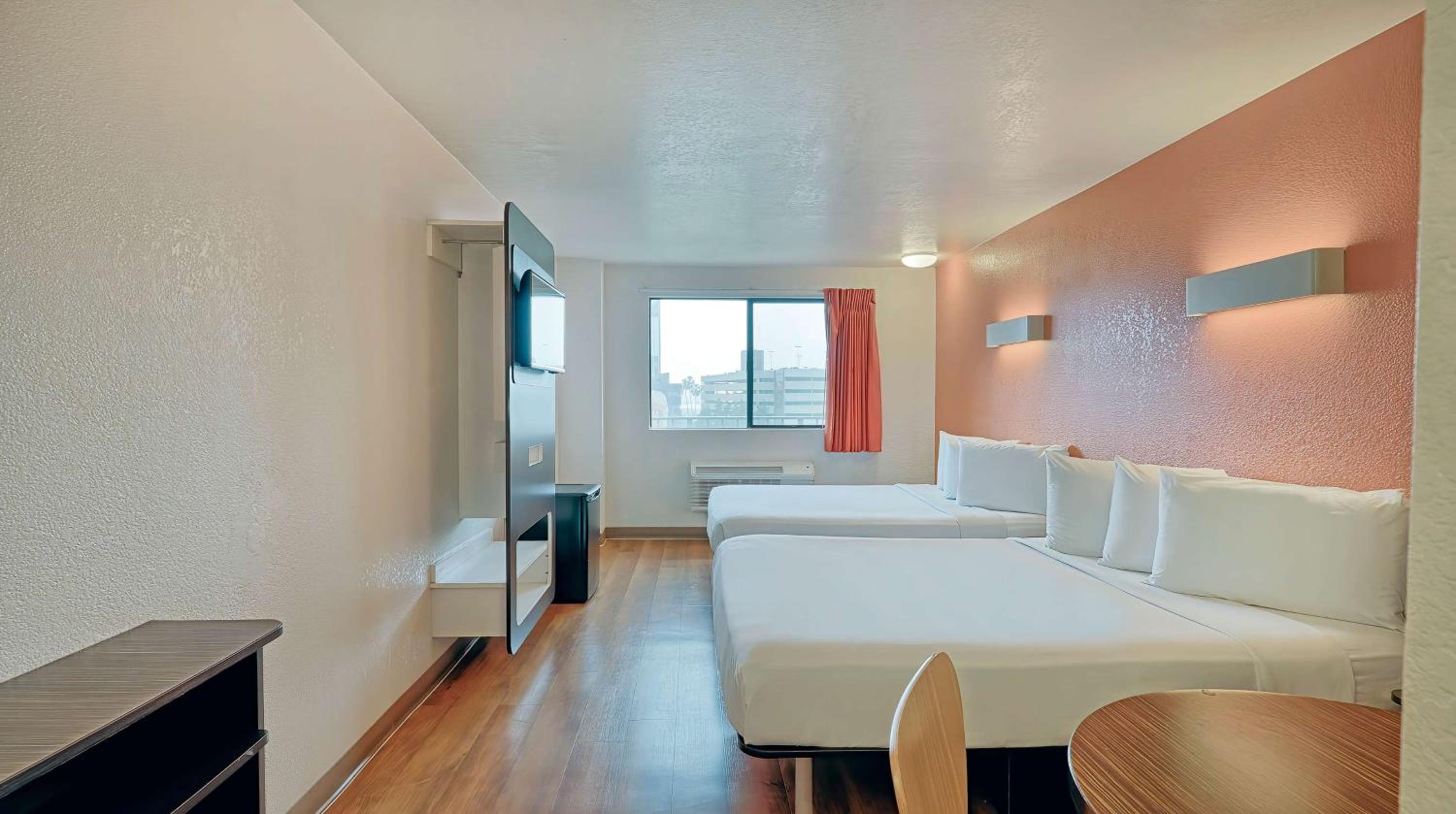 Queen Room with Two Queen Beds - Disability Access - Non-Smoking - Photo 2