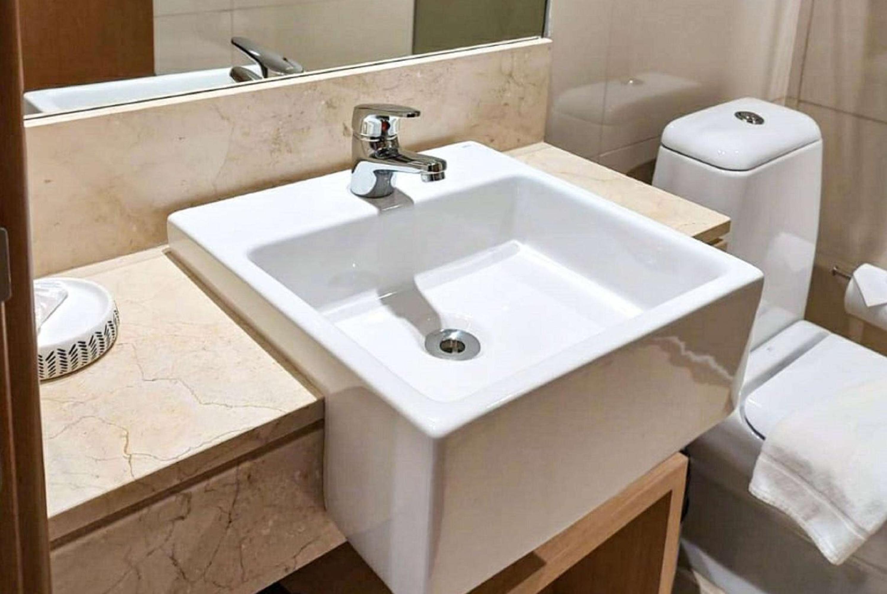 Premium Accessible Room with One Queen Bed, Non-Smoking photo 2