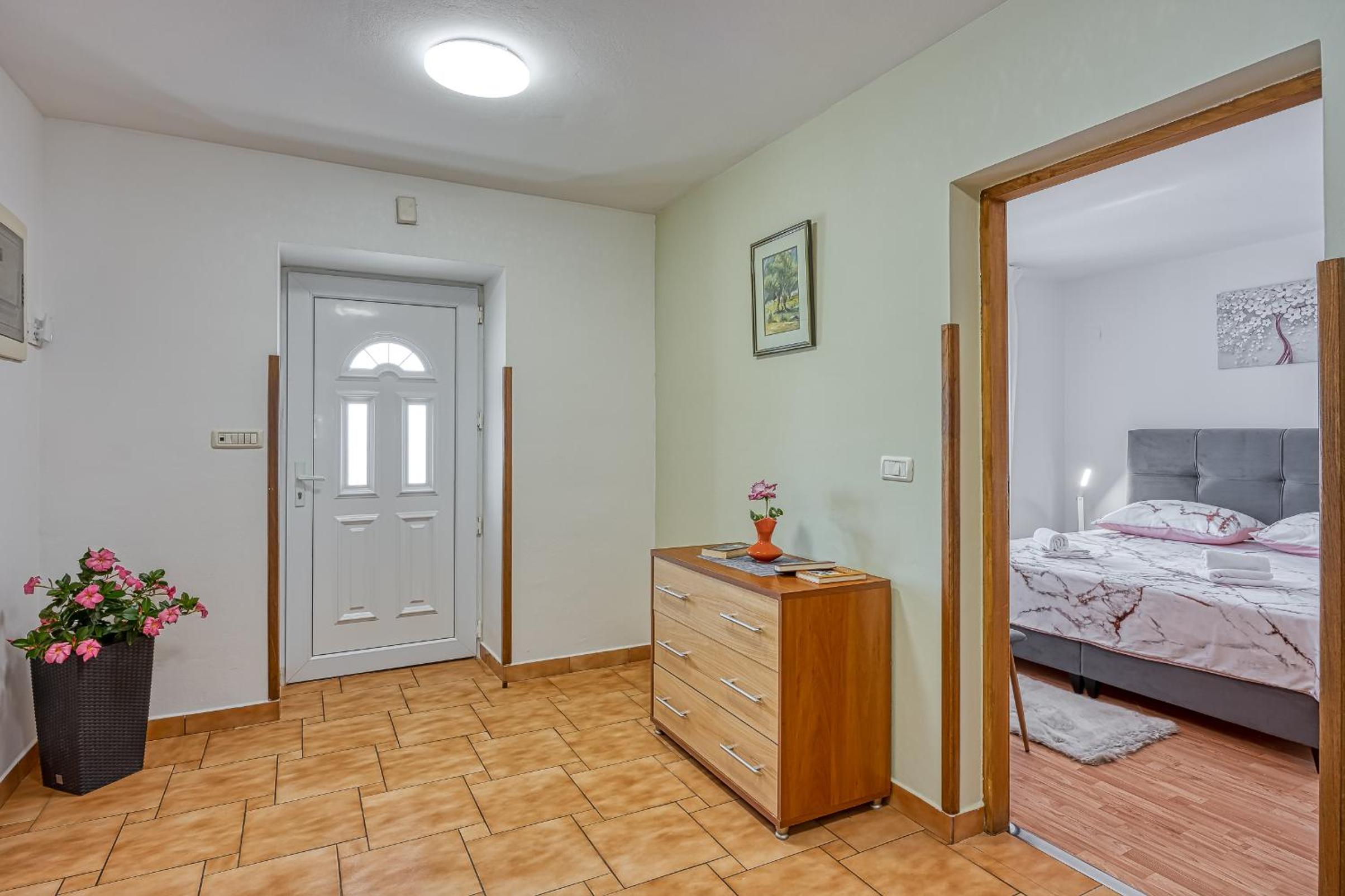 One-Bedroom Apartment photo 3
