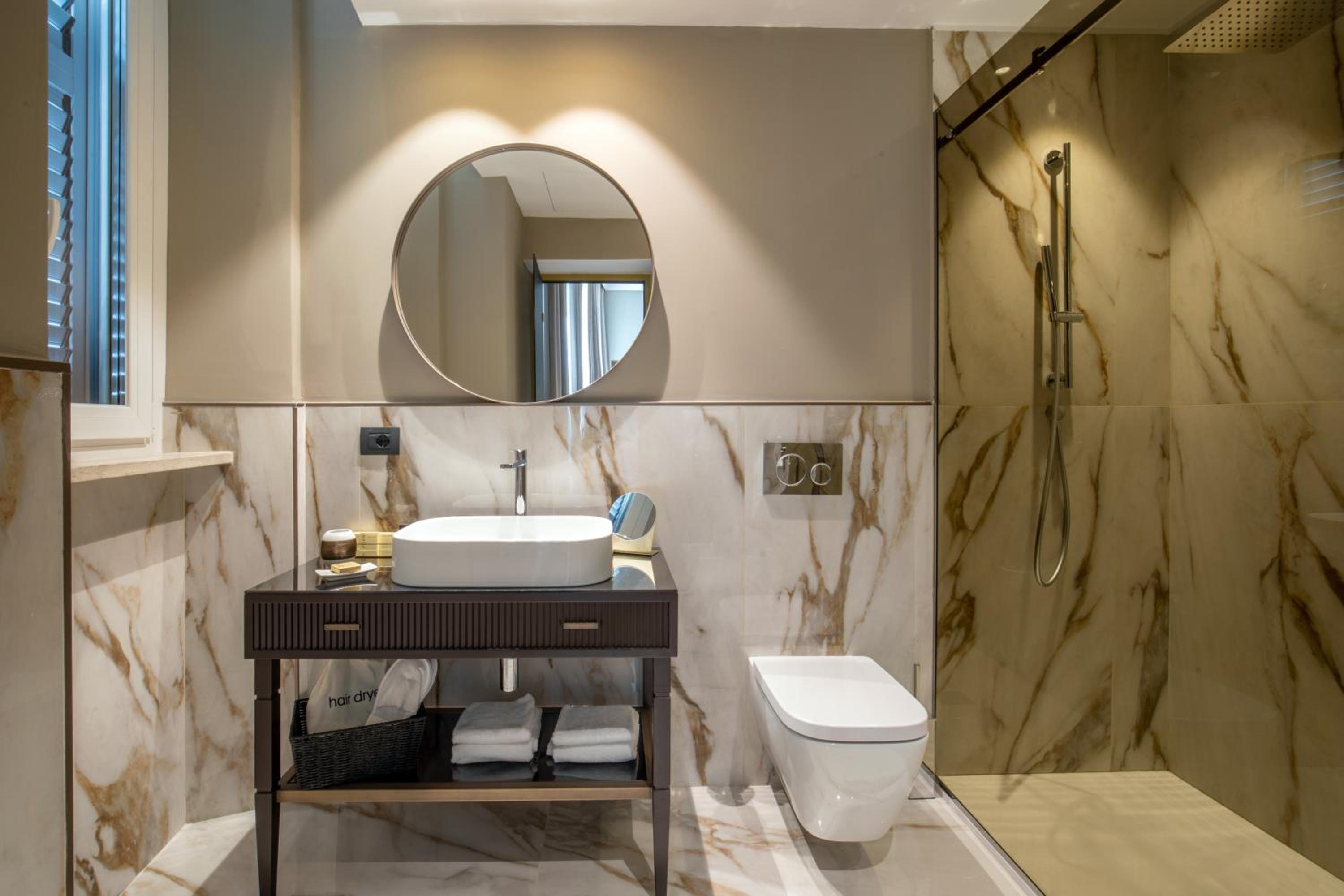 Junior Suite - Via Mario de Fiori 59 A thumbnail 6