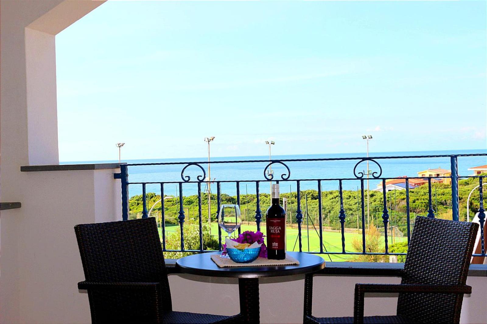 Double or Twin Room with Sea View - Photo 10