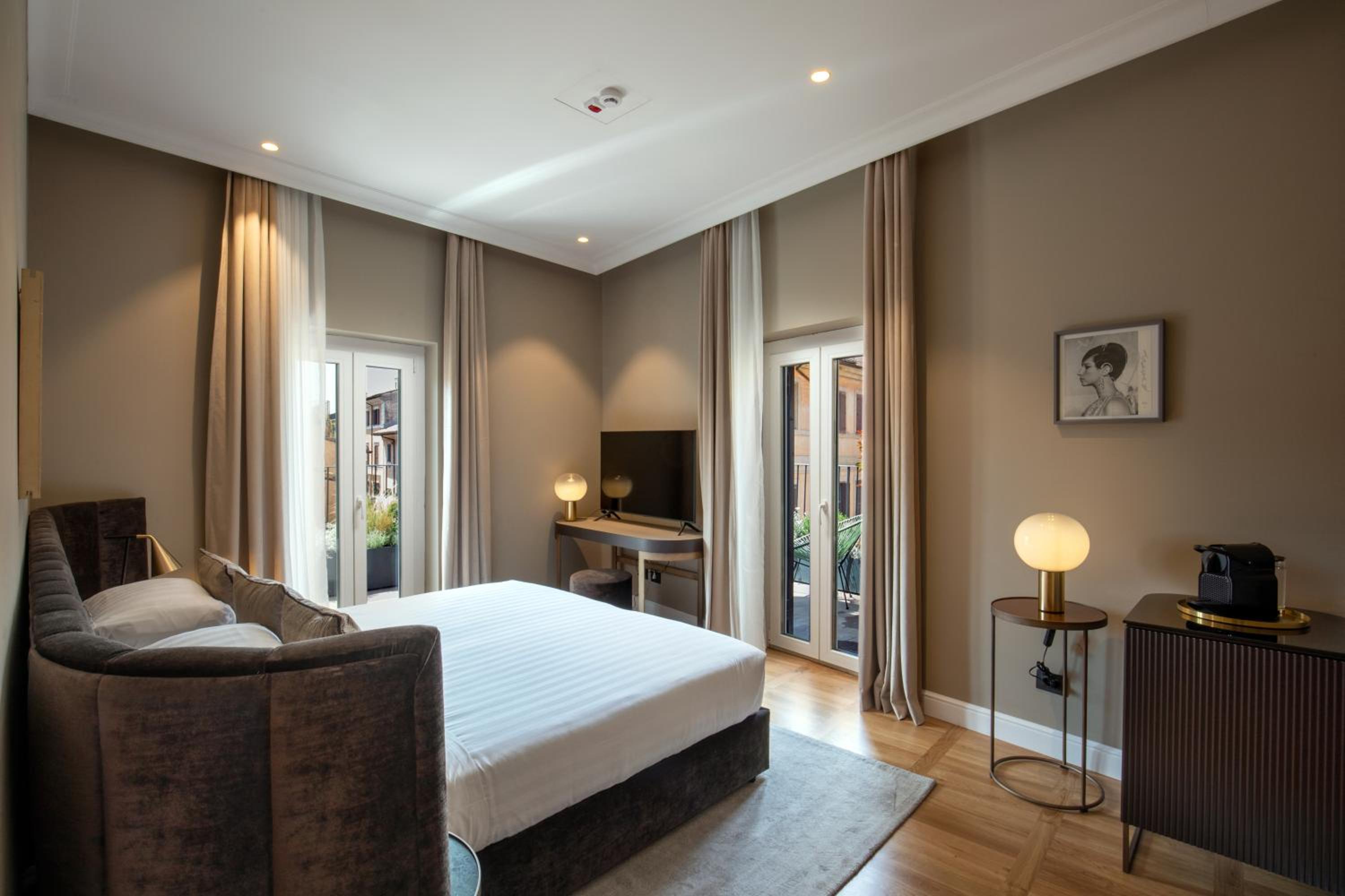 Junior Suite with Terrace - Via Mario de Fiori 59 A thumbnail 6