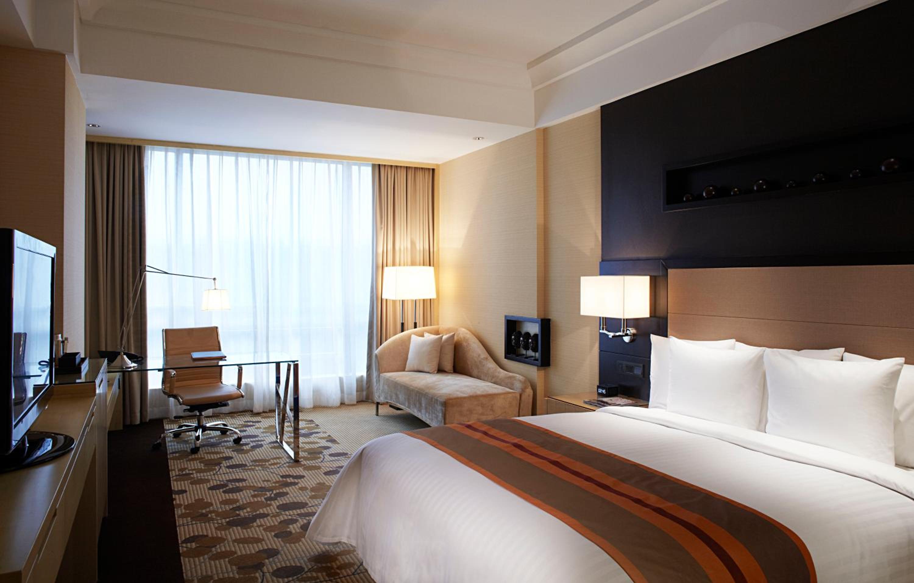 Premier King Room with City View