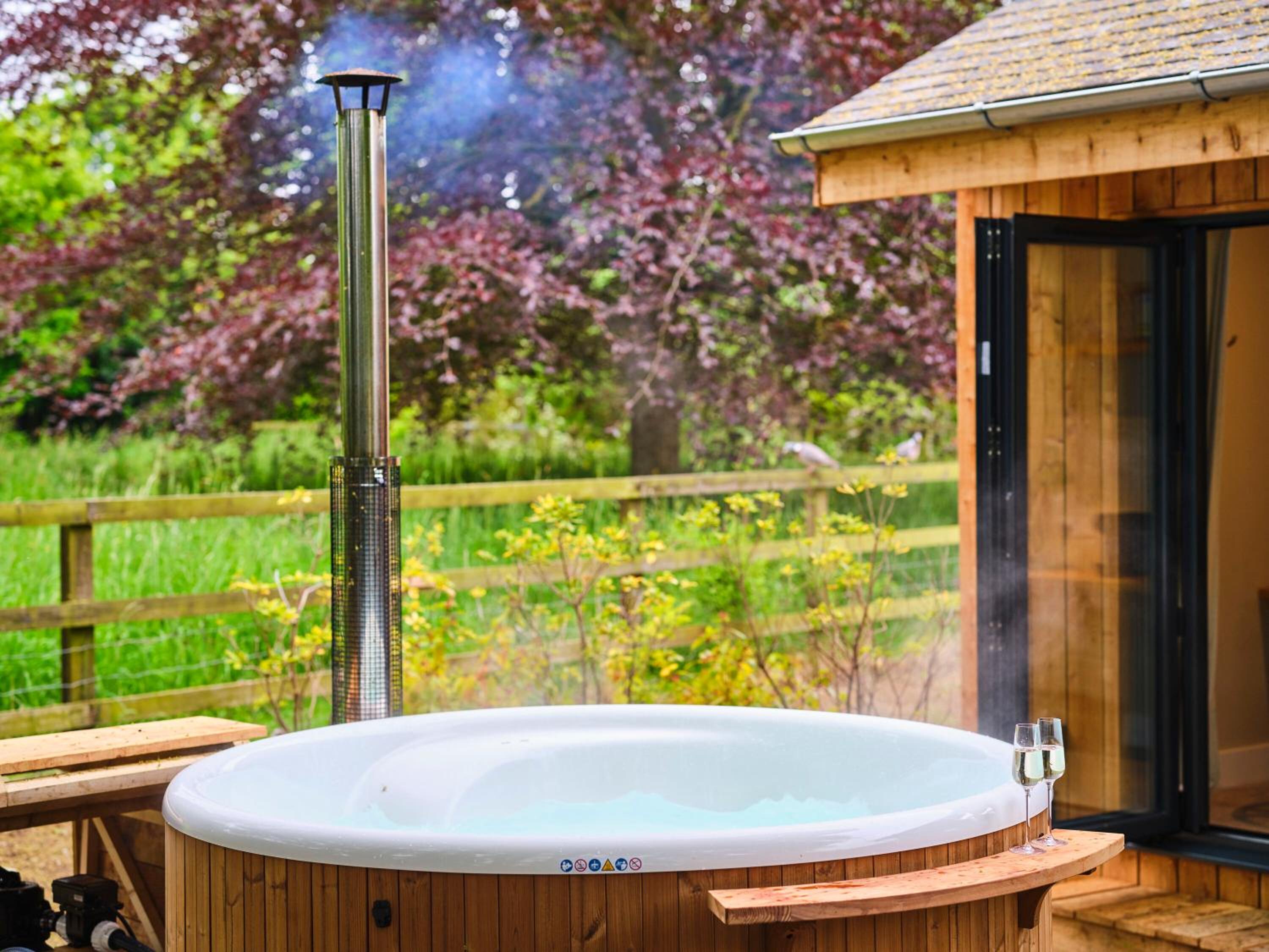 Lodge with Hot tub - Photo 5