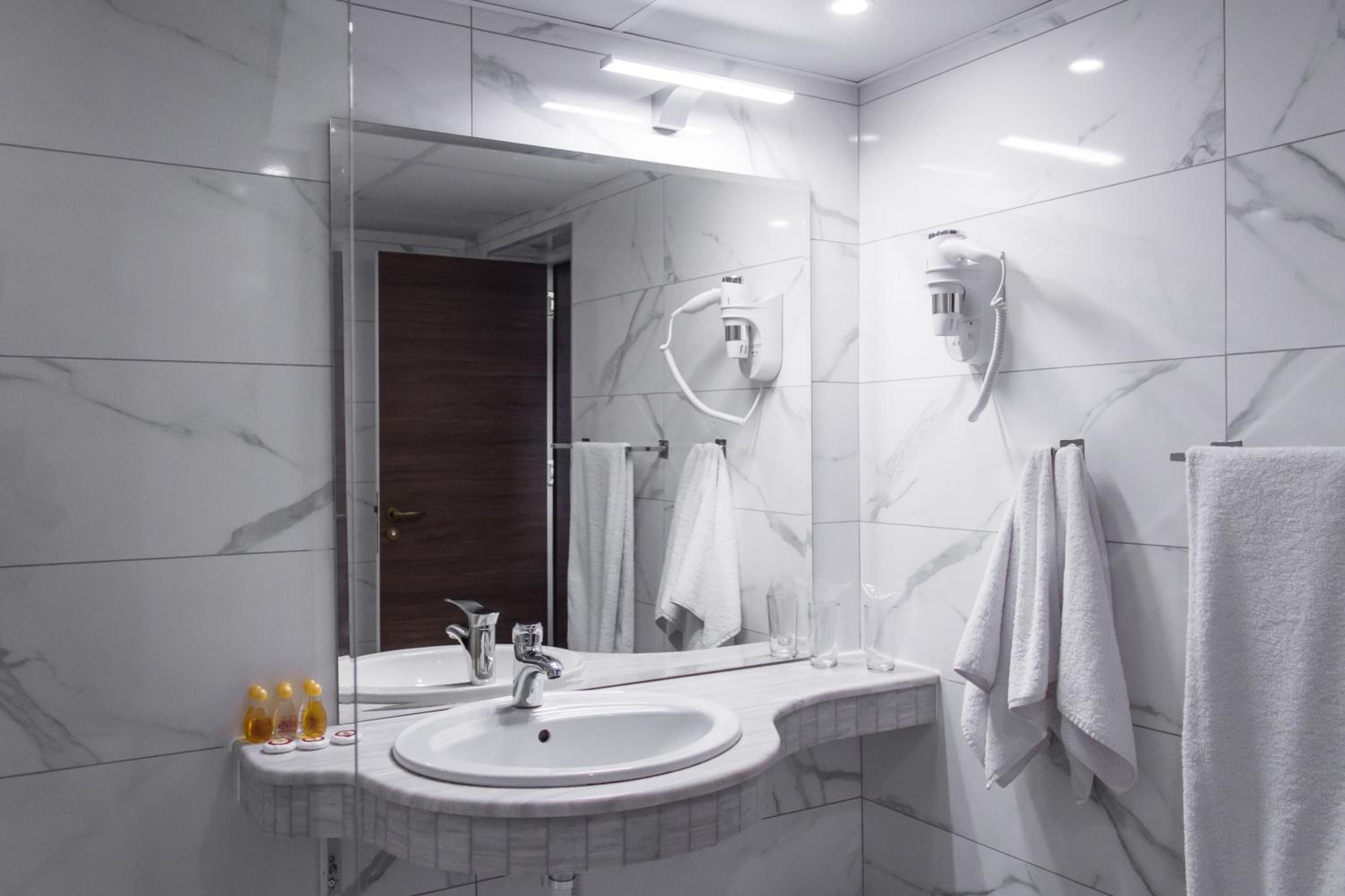 Deluxe Triple Room - Photo 13