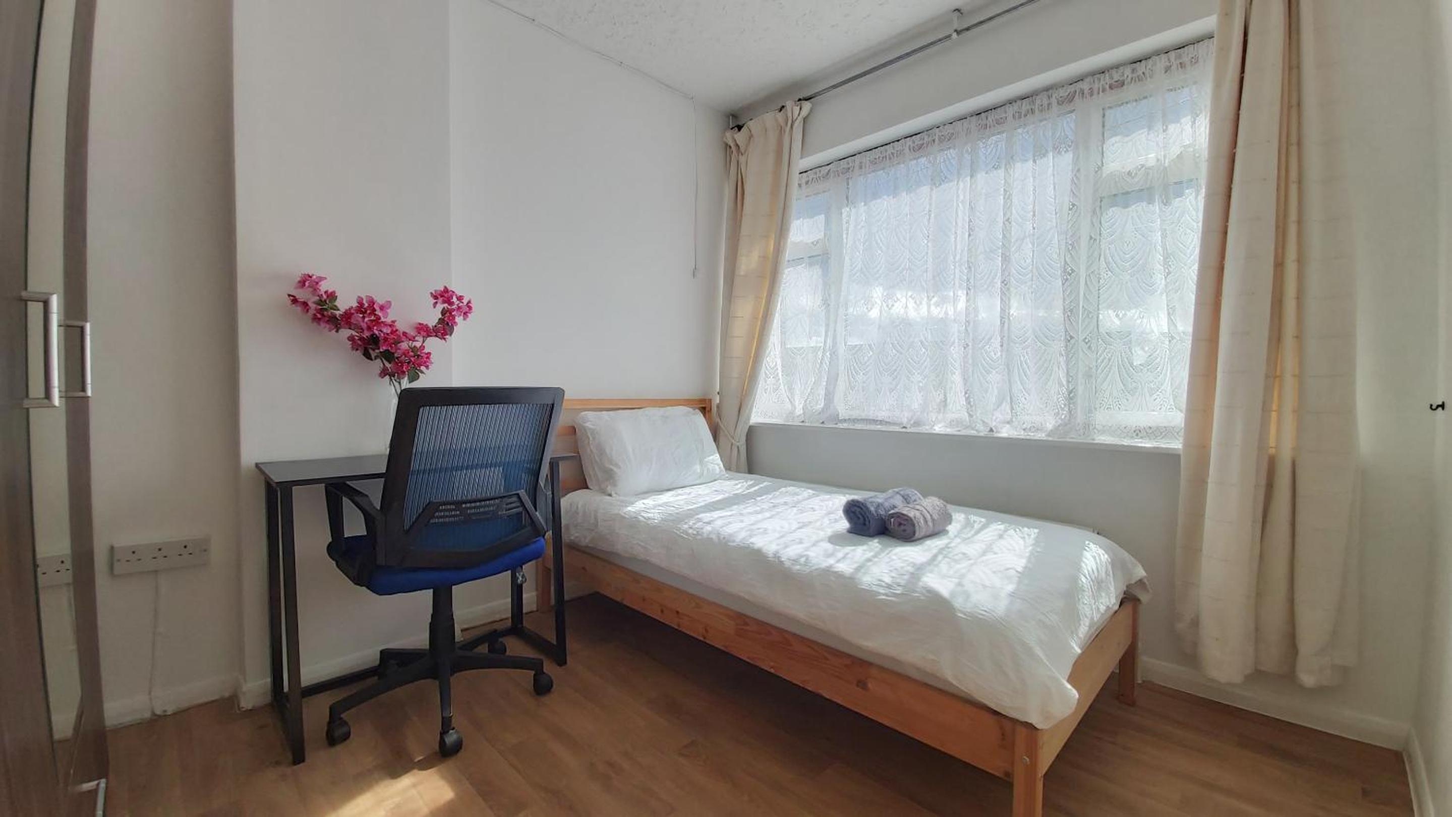 Standard Single Room with Shared Bathroom photo 2