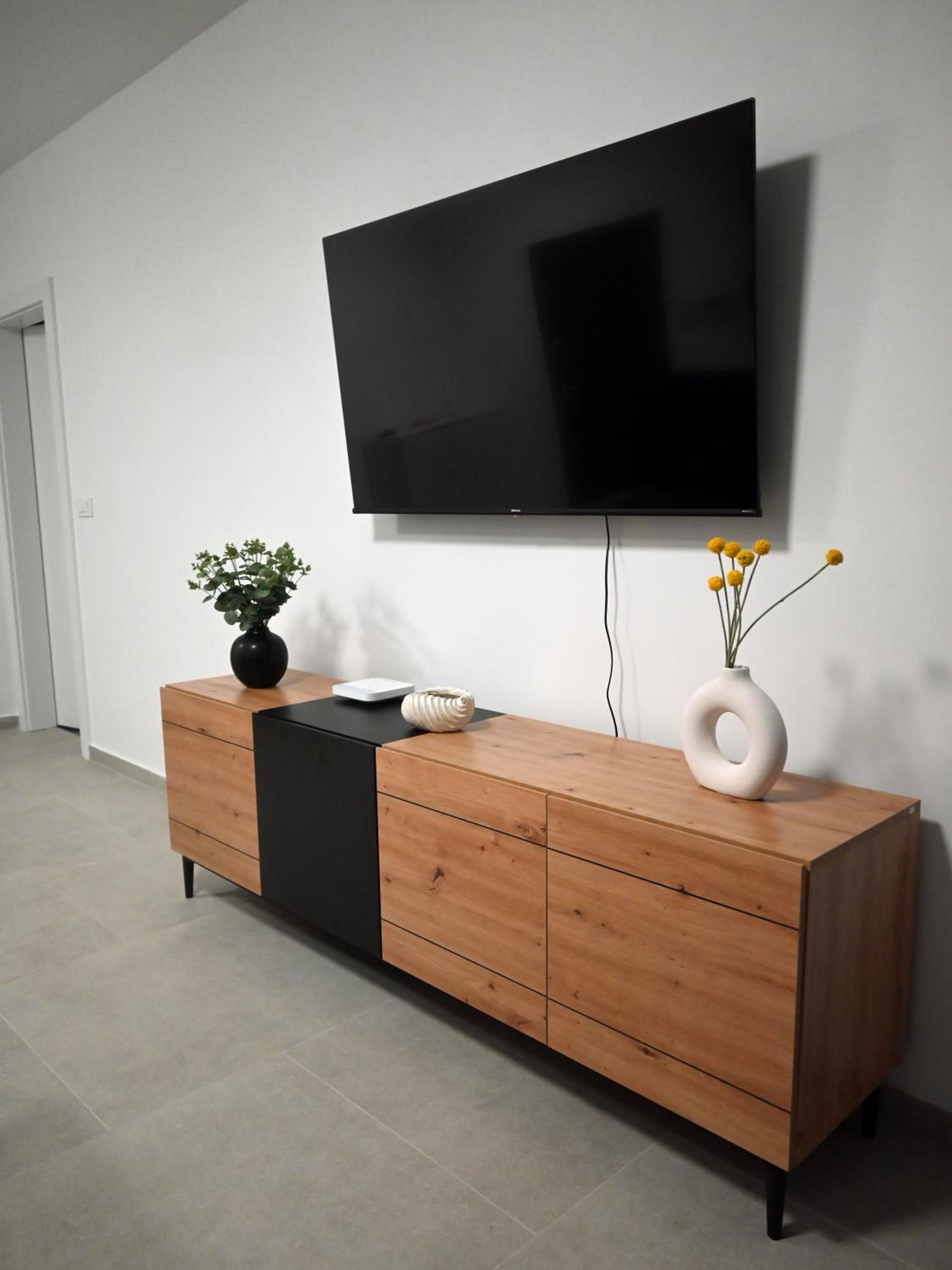 One-Bedroom Apartment photo 1