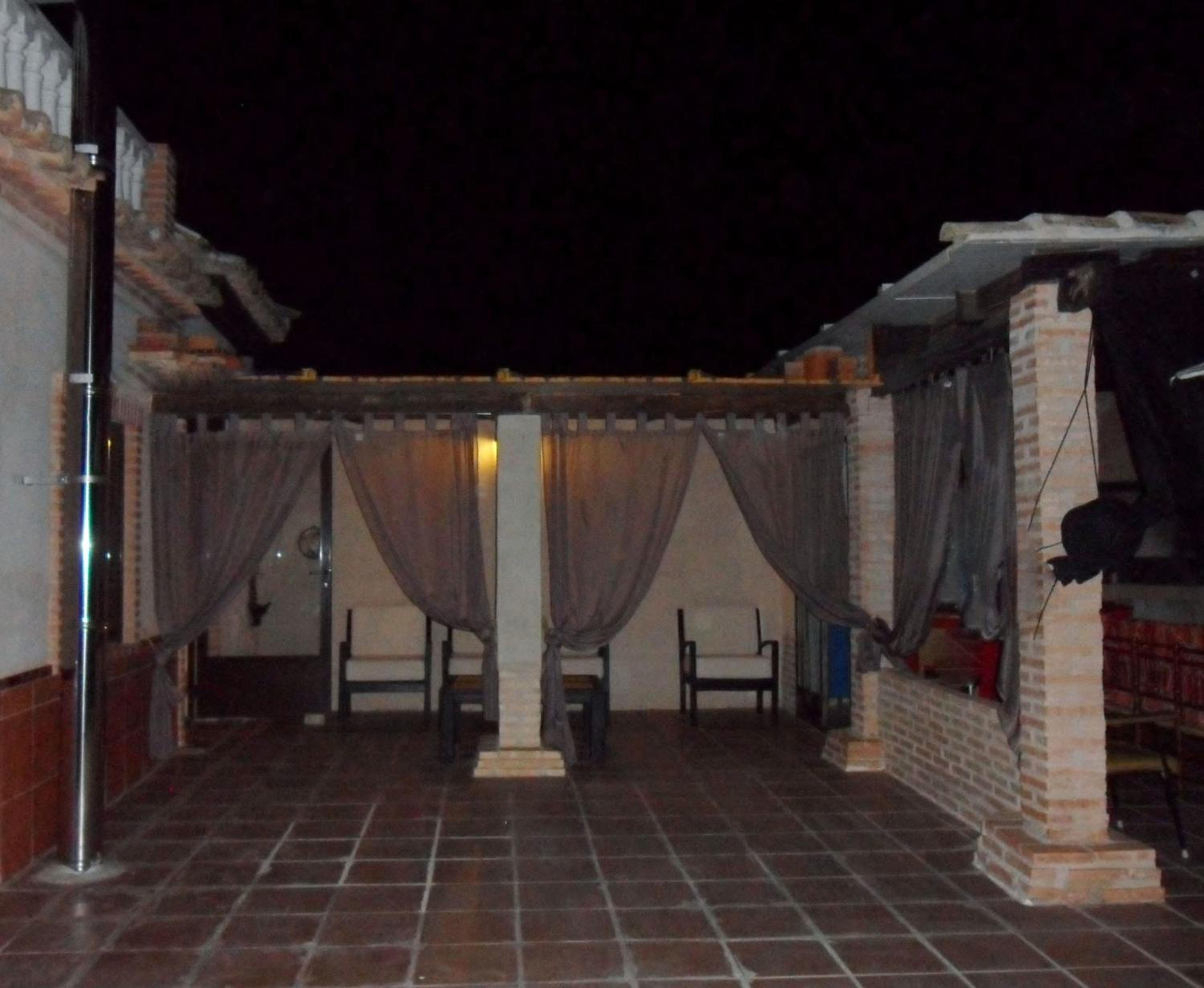 Seven-Bedroom House photo 3