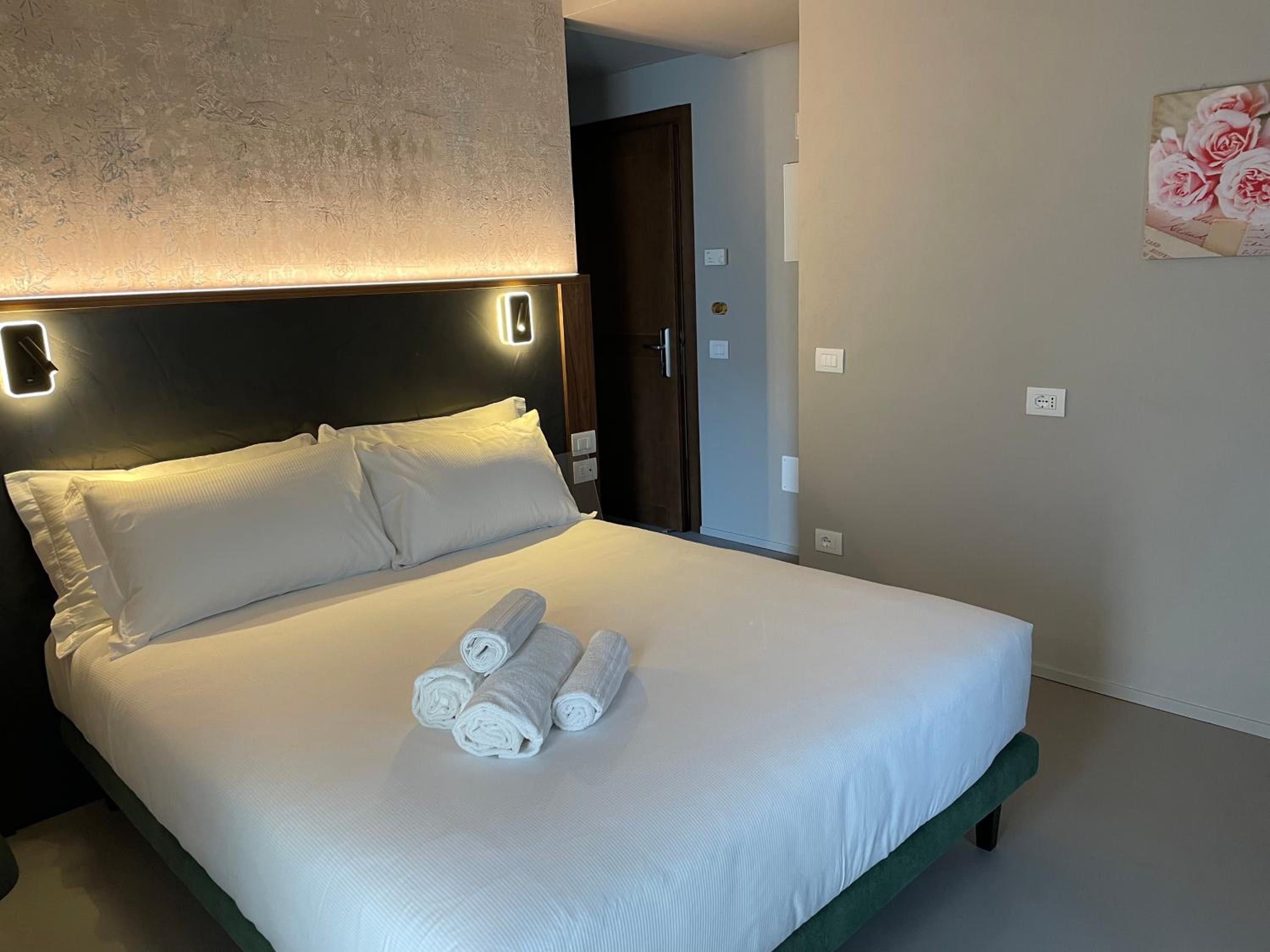 Double Room with Lake View - Photo 8