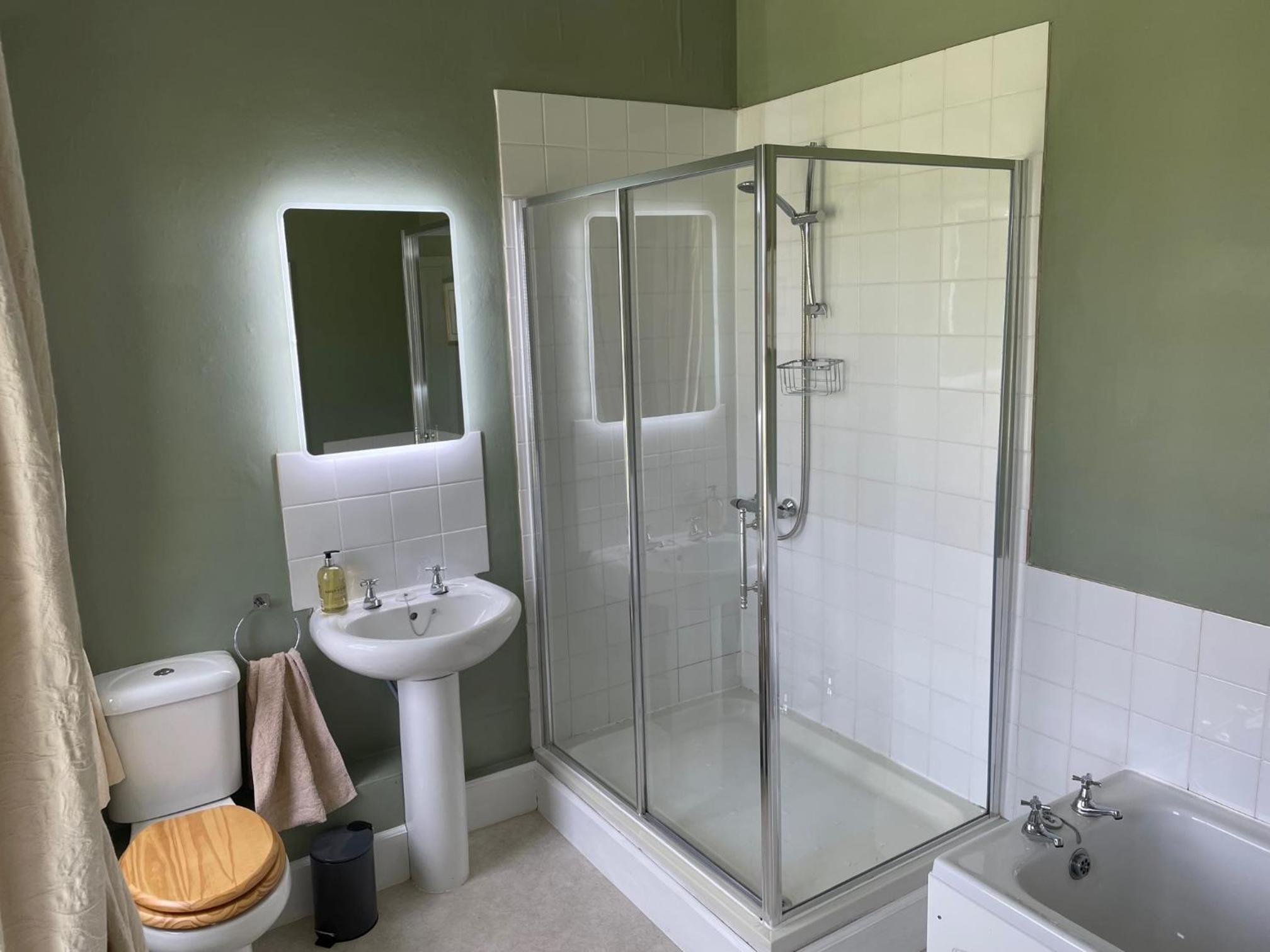 Double or Twin Room with Private Bathroom - Photo 2
