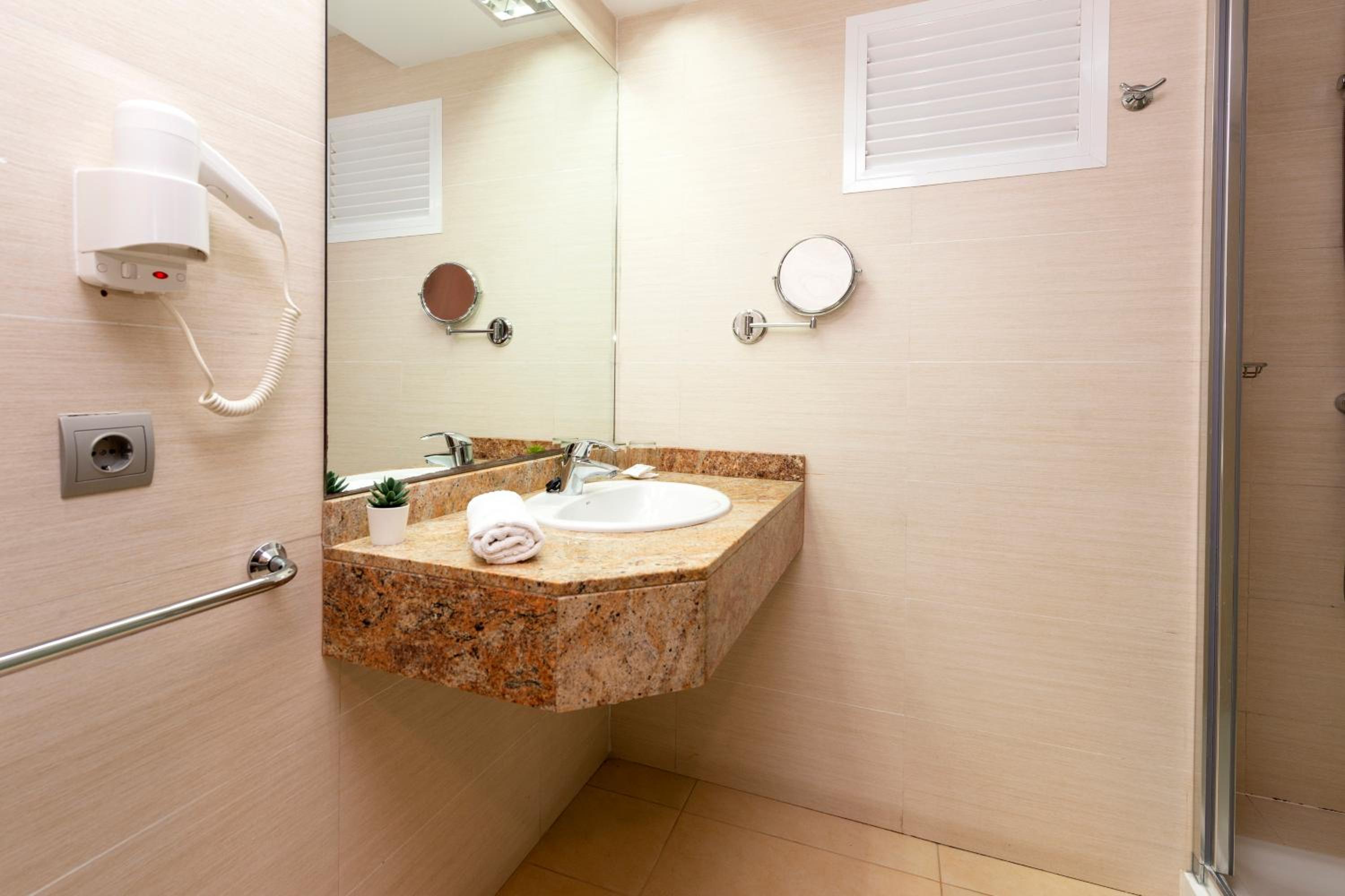 Deluxe Twin Room - Photo 7