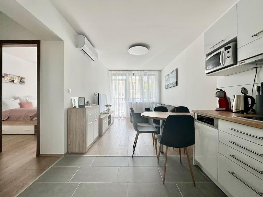 One-Bedroom Apartment photo 1