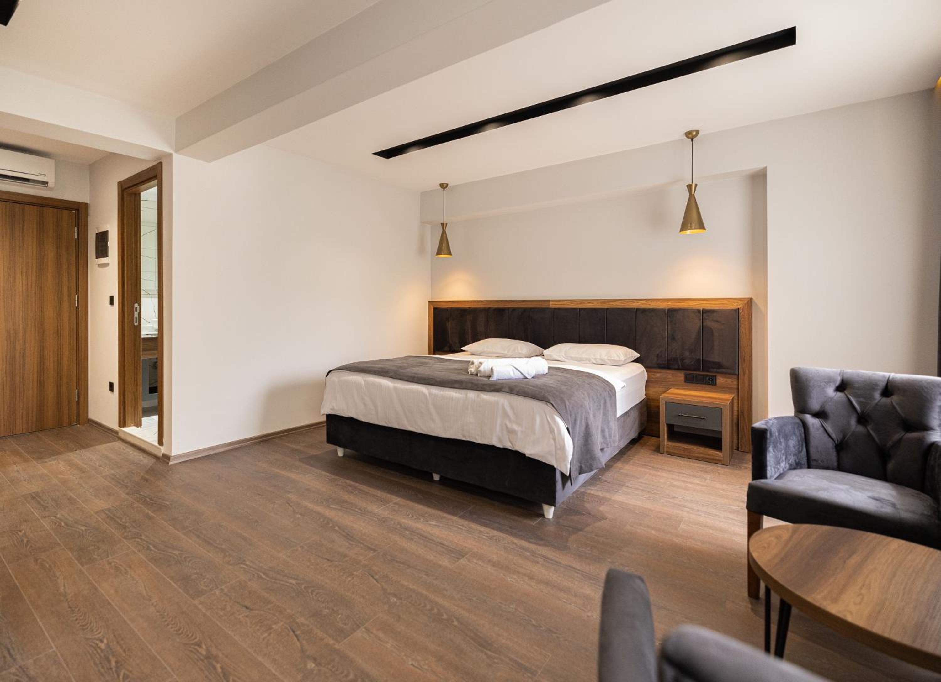 Deluxe Double Room (2 Adults + 1 Child) - Photo 10