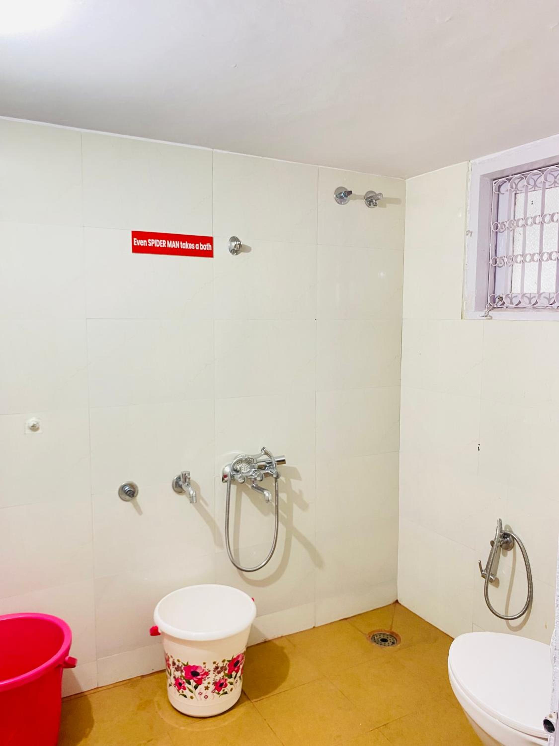 6-Bed Mixed Dormitory Room photo 3
