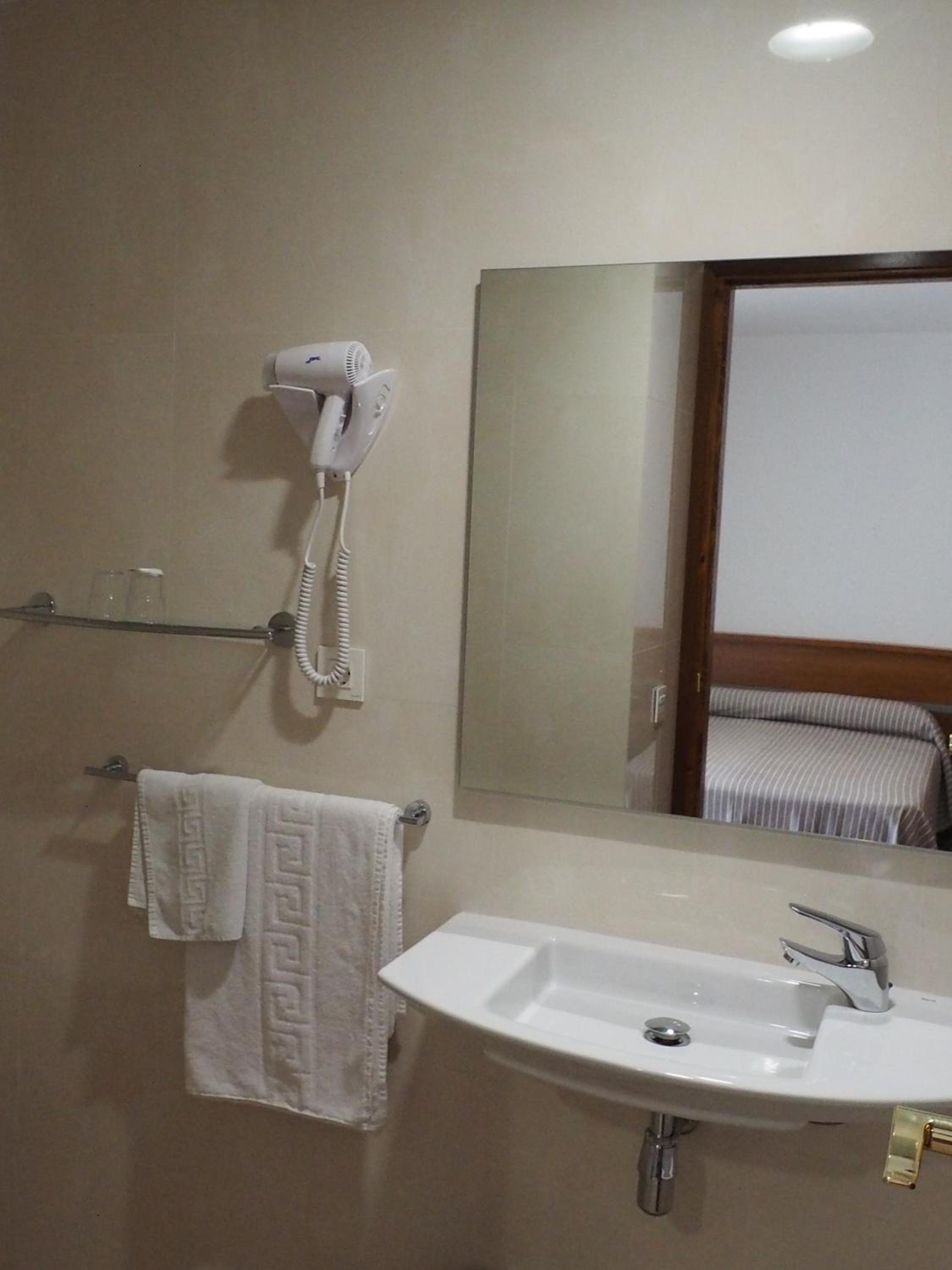 Double or Twin Room - Photo 4