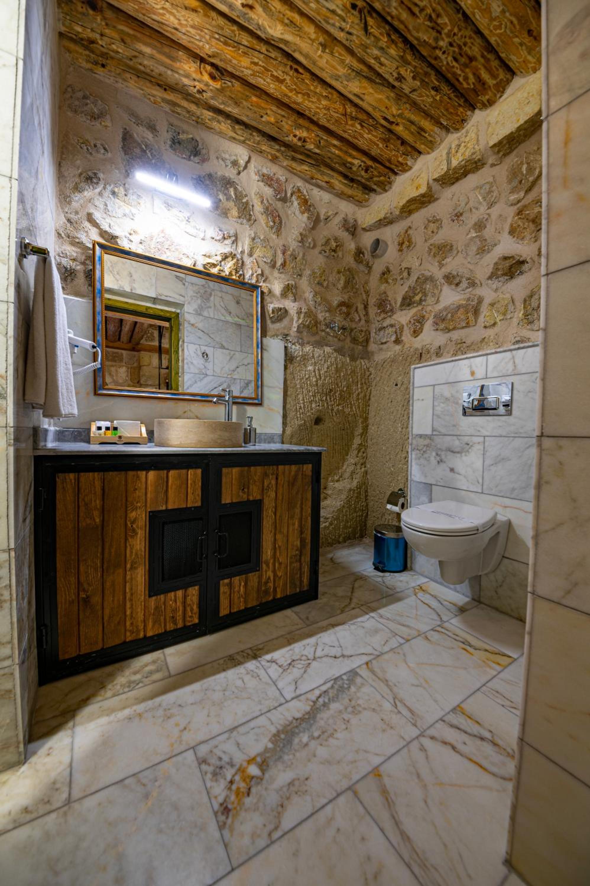 Deluxe Double Room with Balcony - Photo 9