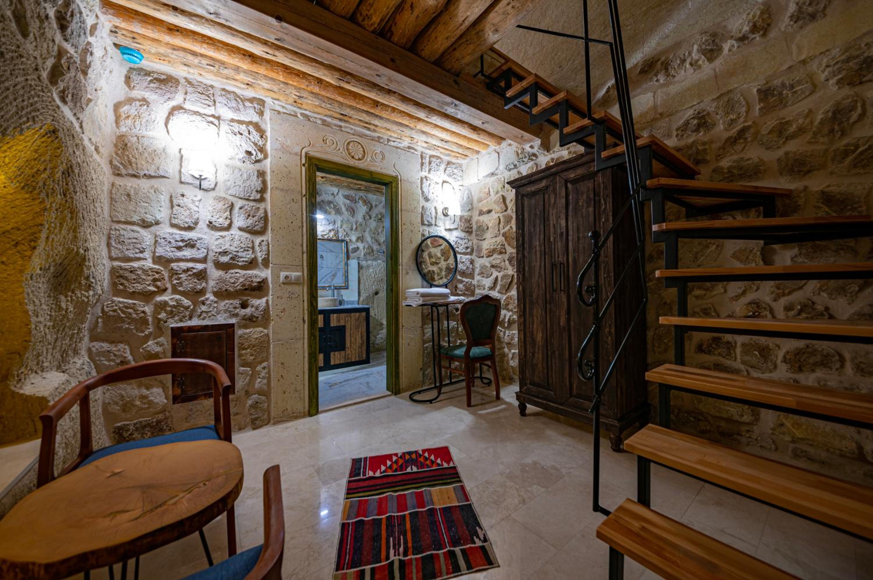 Deluxe Double Room with Balcony - Photo 7