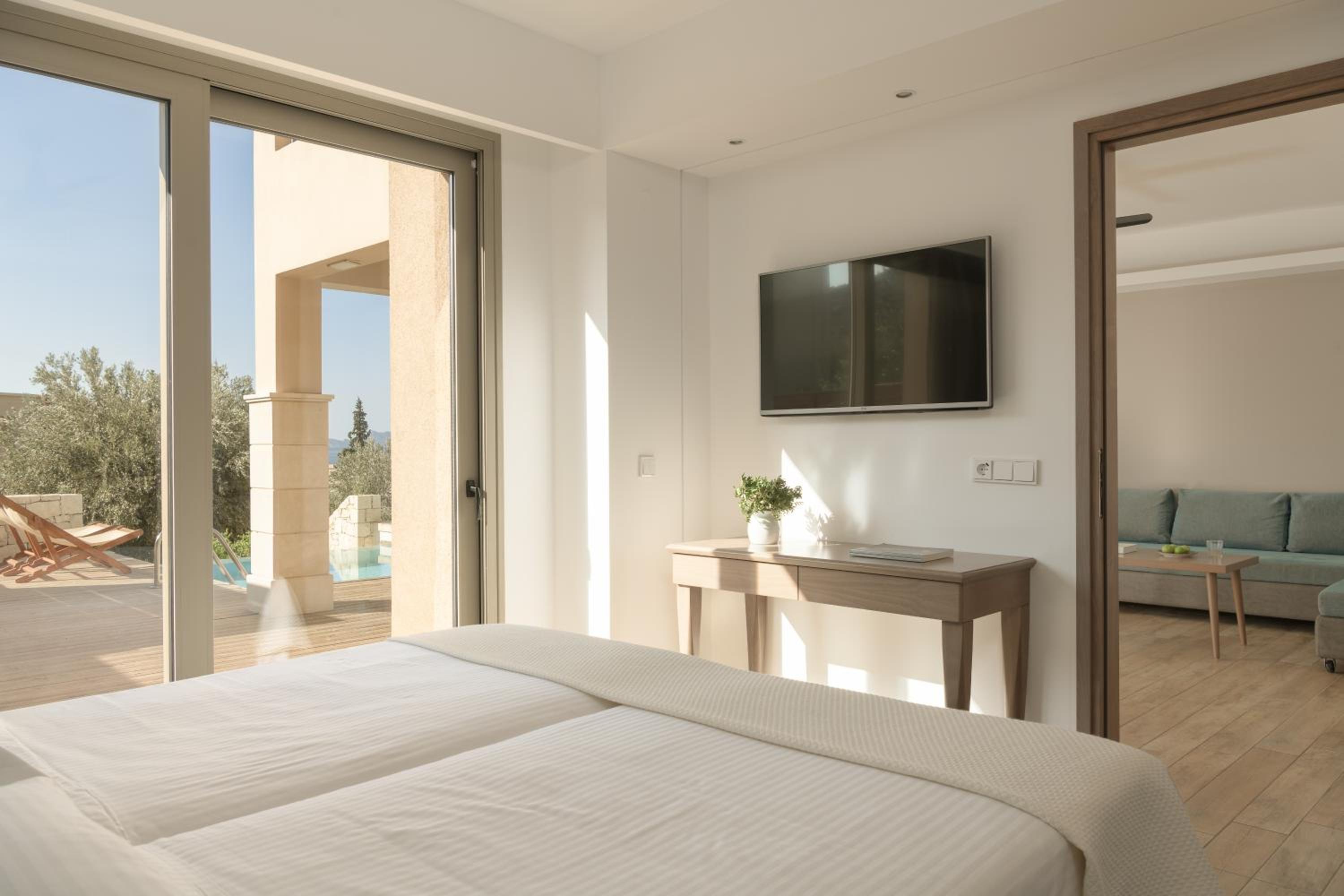 Suite 1 Bedroom Private pool Garden view (min. Age 8 Years Old)