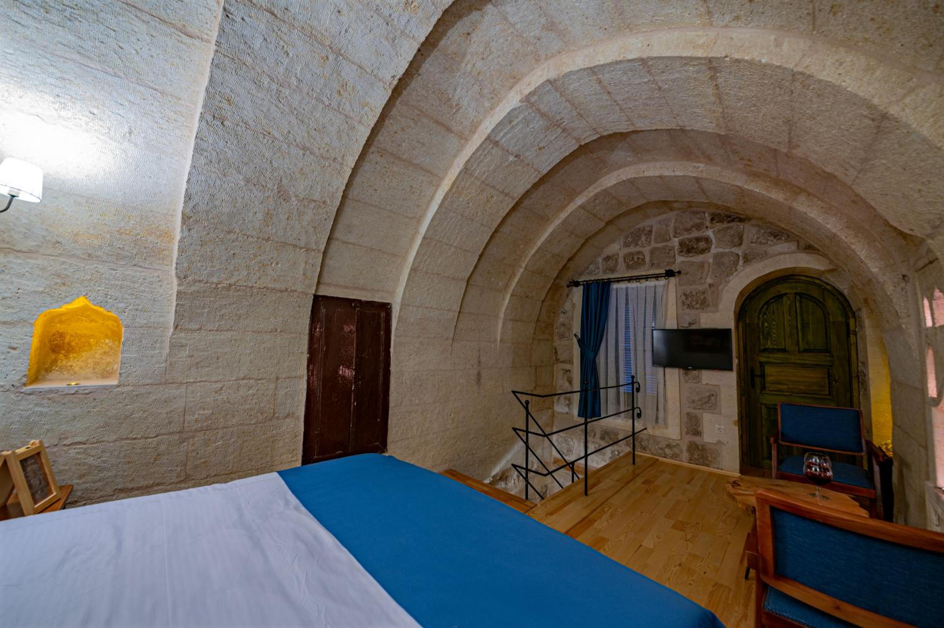 Deluxe Double Room with Balcony - Photo 3