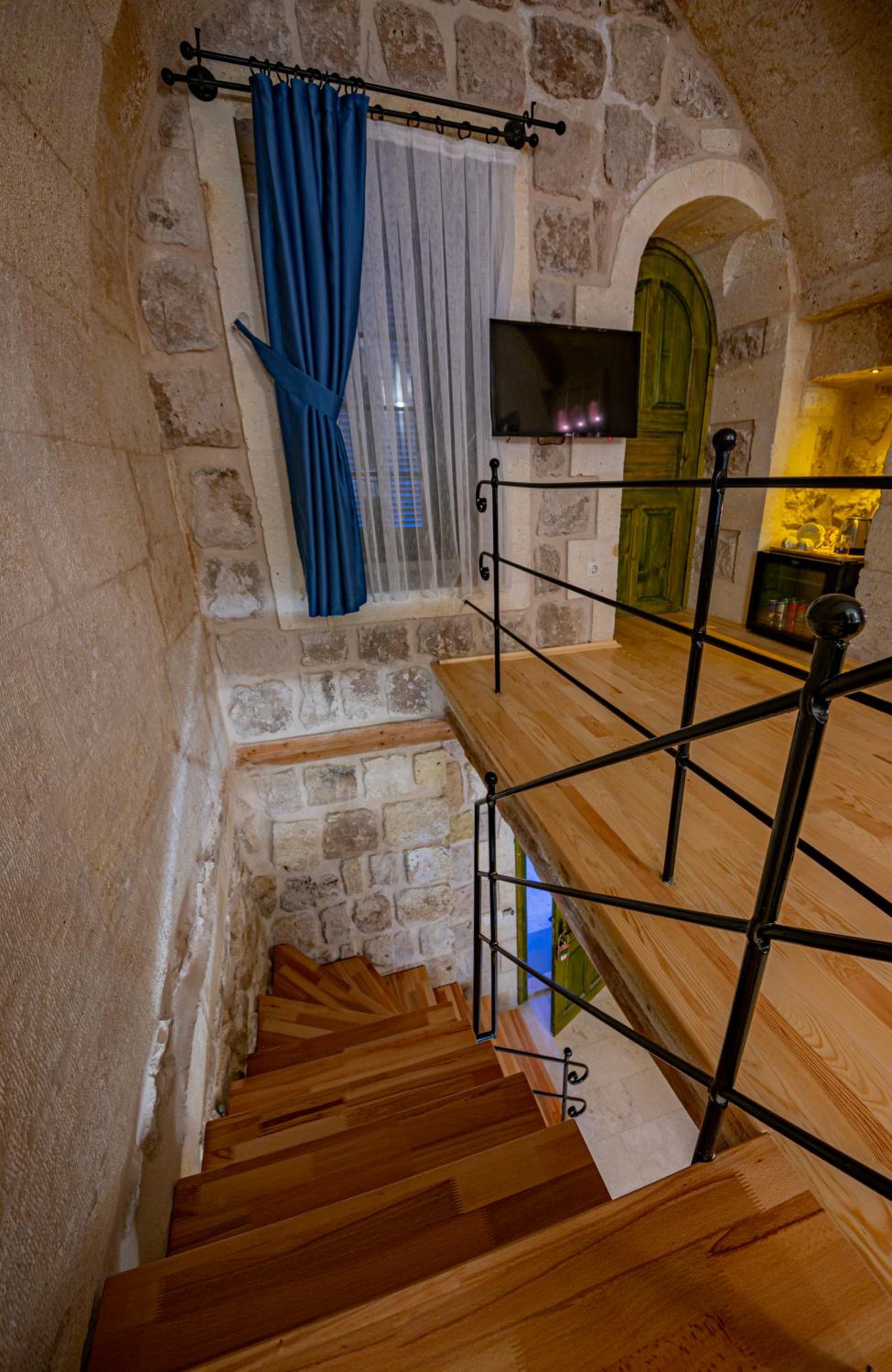 Deluxe Double Room with Balcony - Photo 4