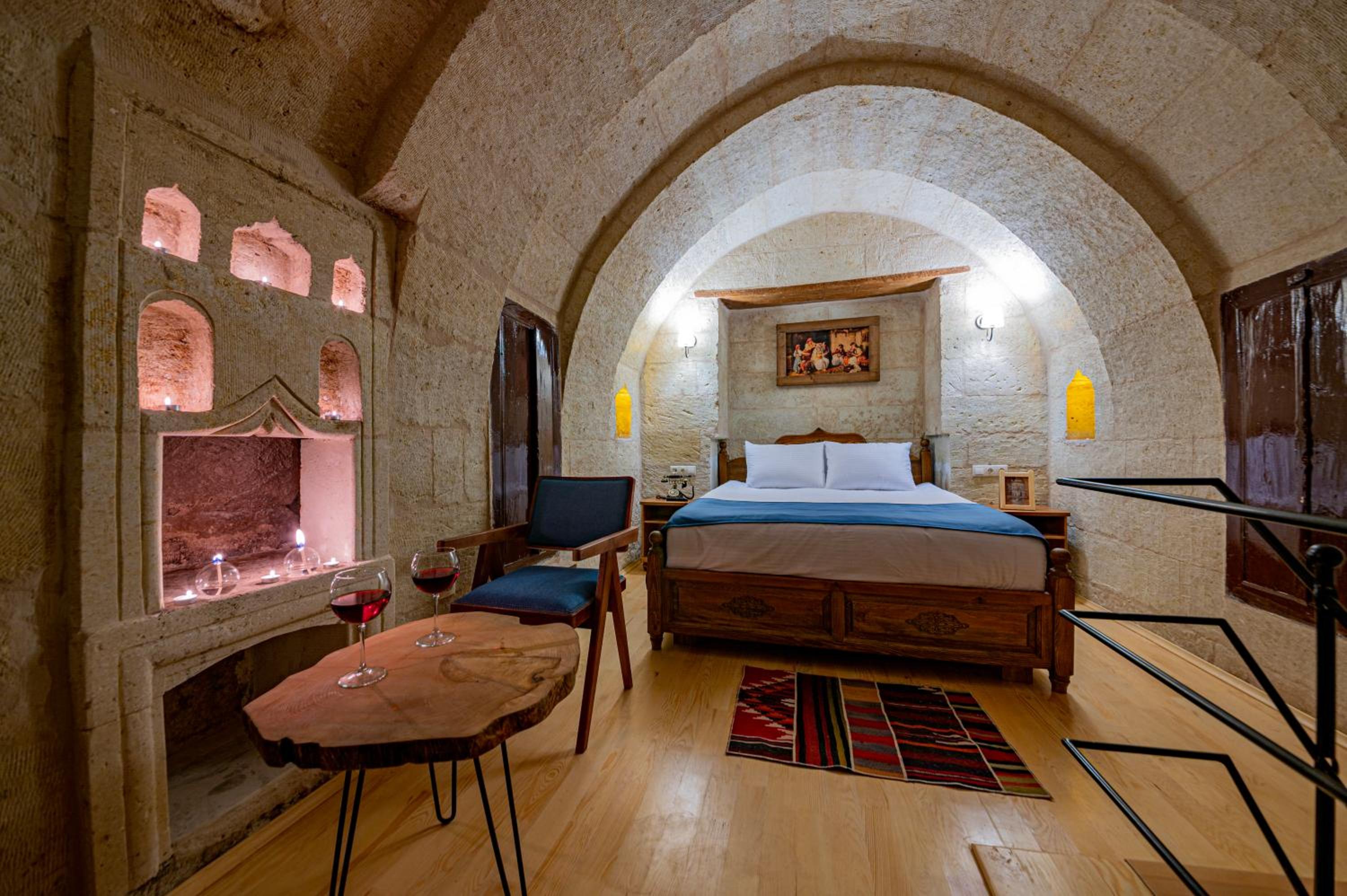 Deluxe Double Room with Balcony - Photo 2