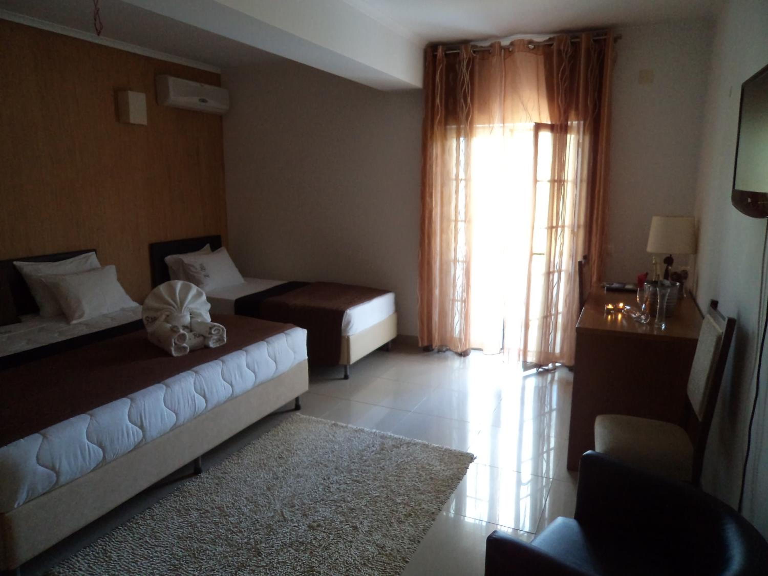 Family Room with Balcony and River View - Photo 2
