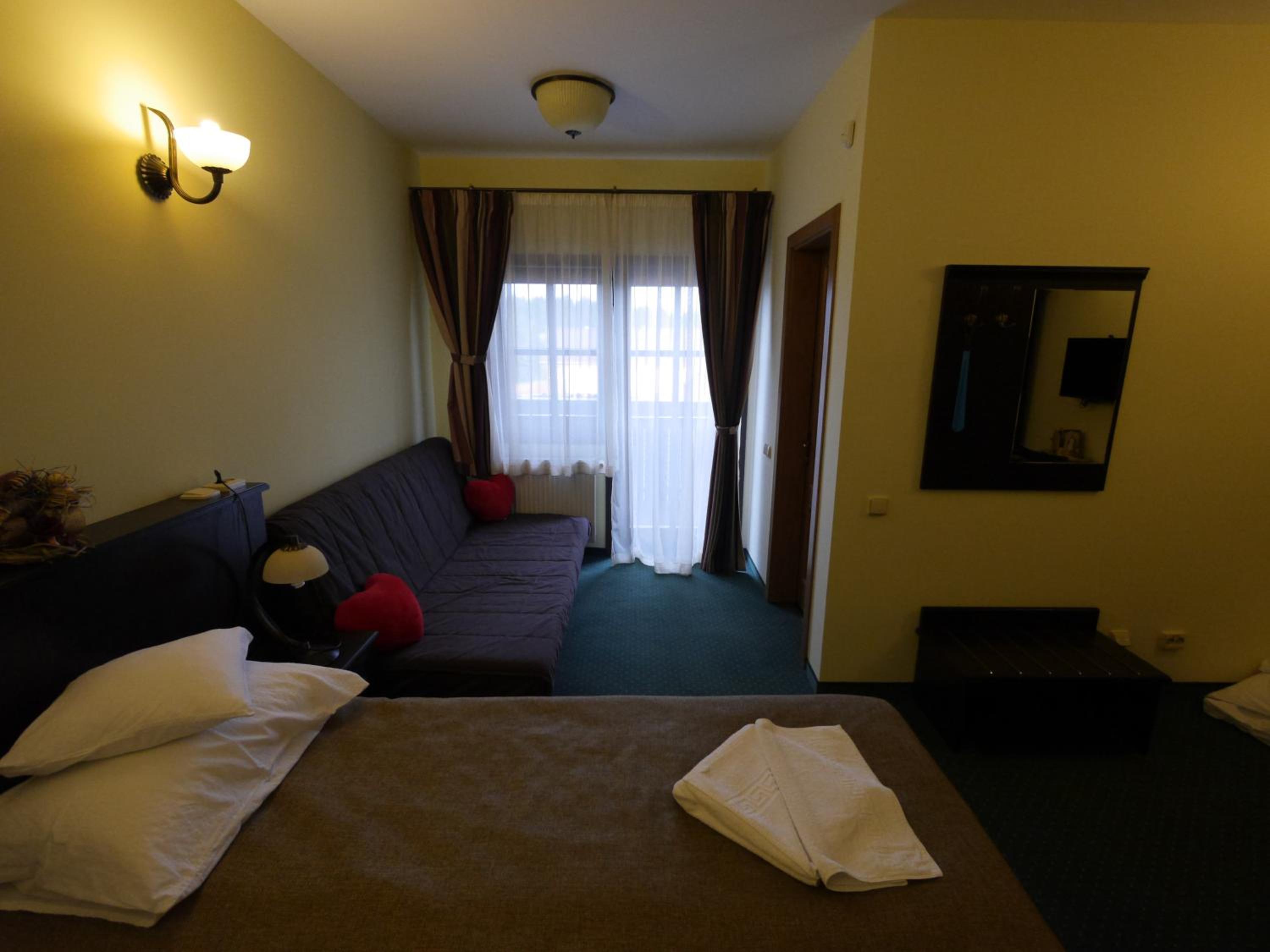 Double or Twin Room with Balcony - Photo 4