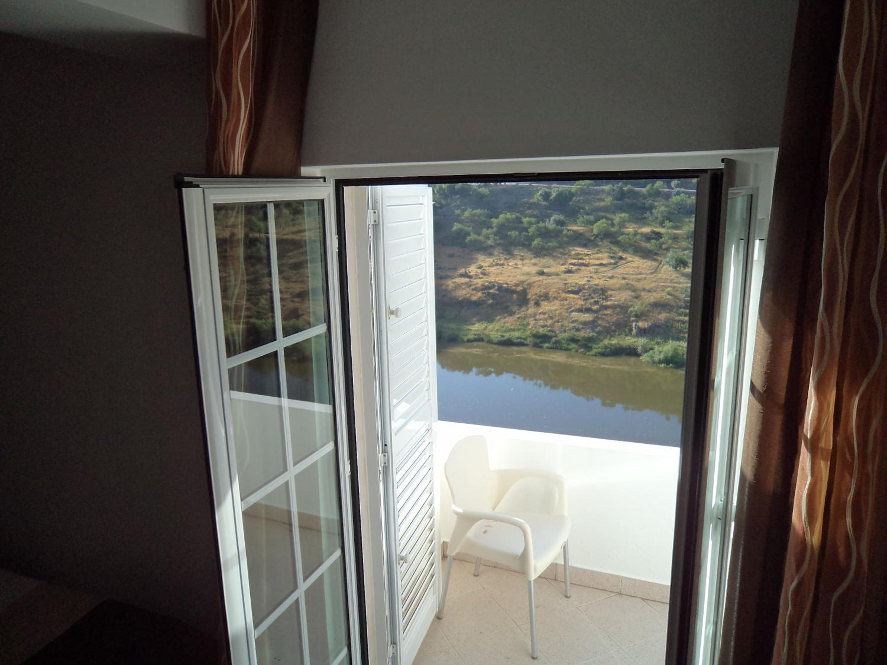 Family Room with Balcony and River View - Photo 4