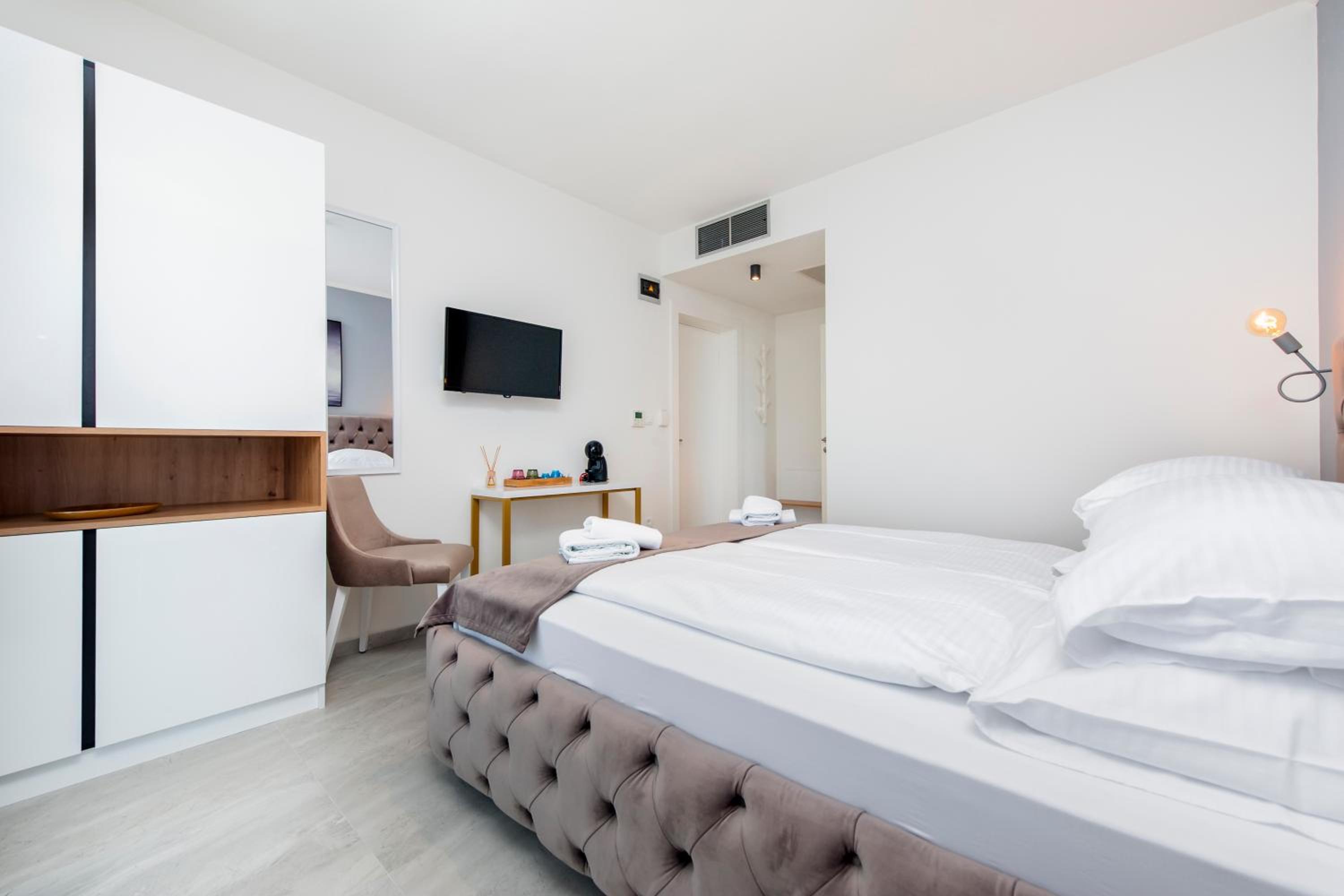 Superior Double Room with City View - Photo 6