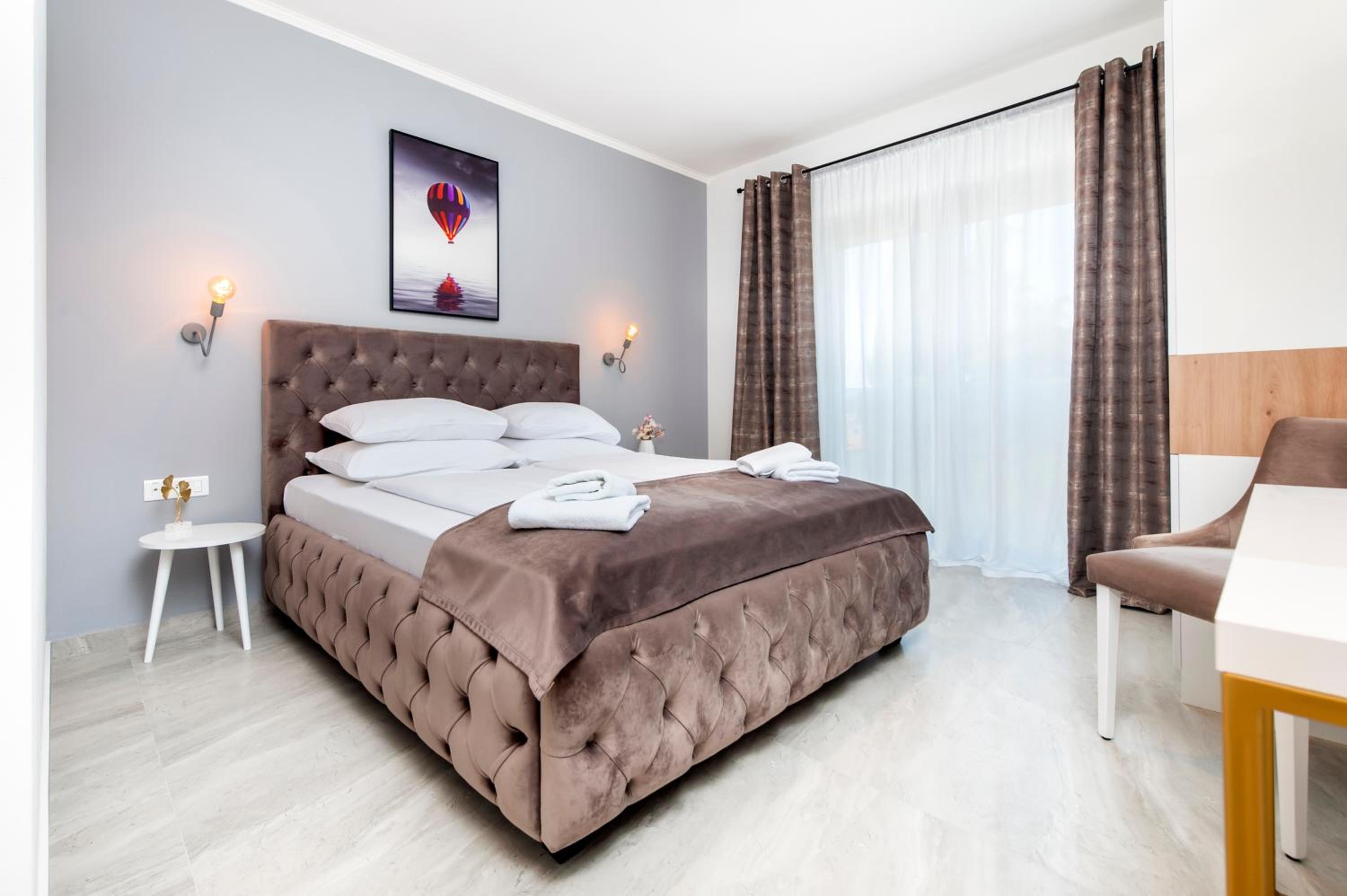 Superior Double Room with City View - Photo 5