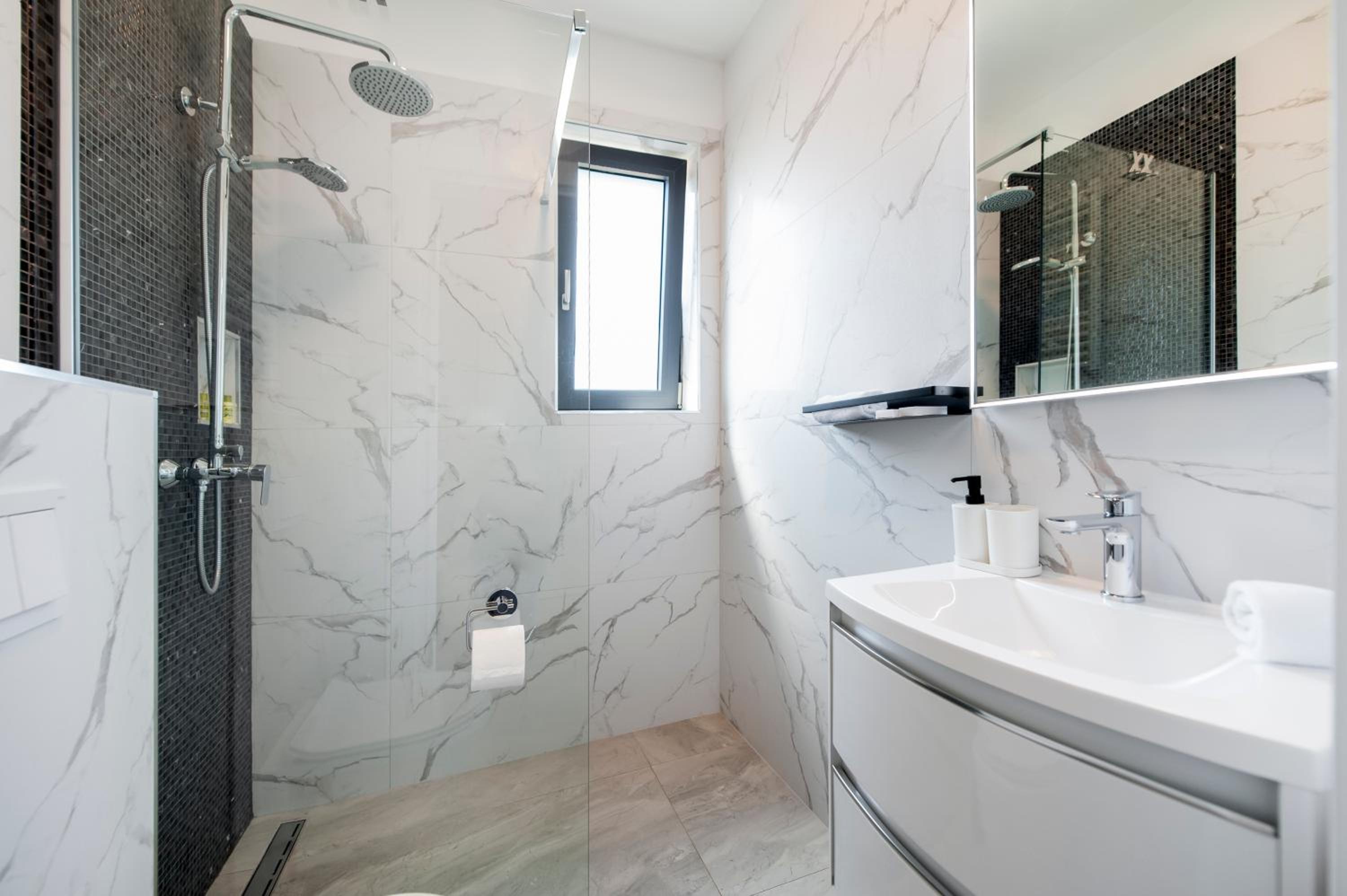 Superior Double Room with City View - Photo 9