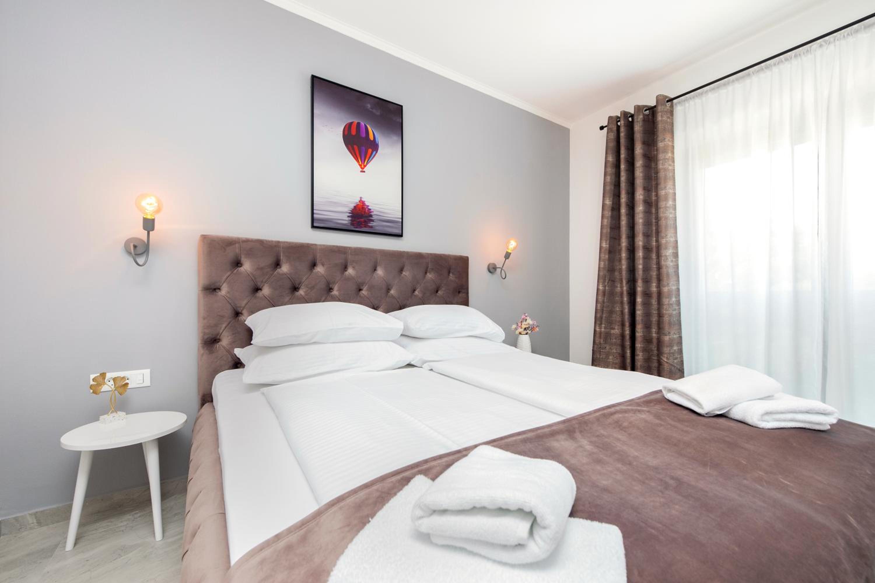 Superior Double Room with City View - Photo 7