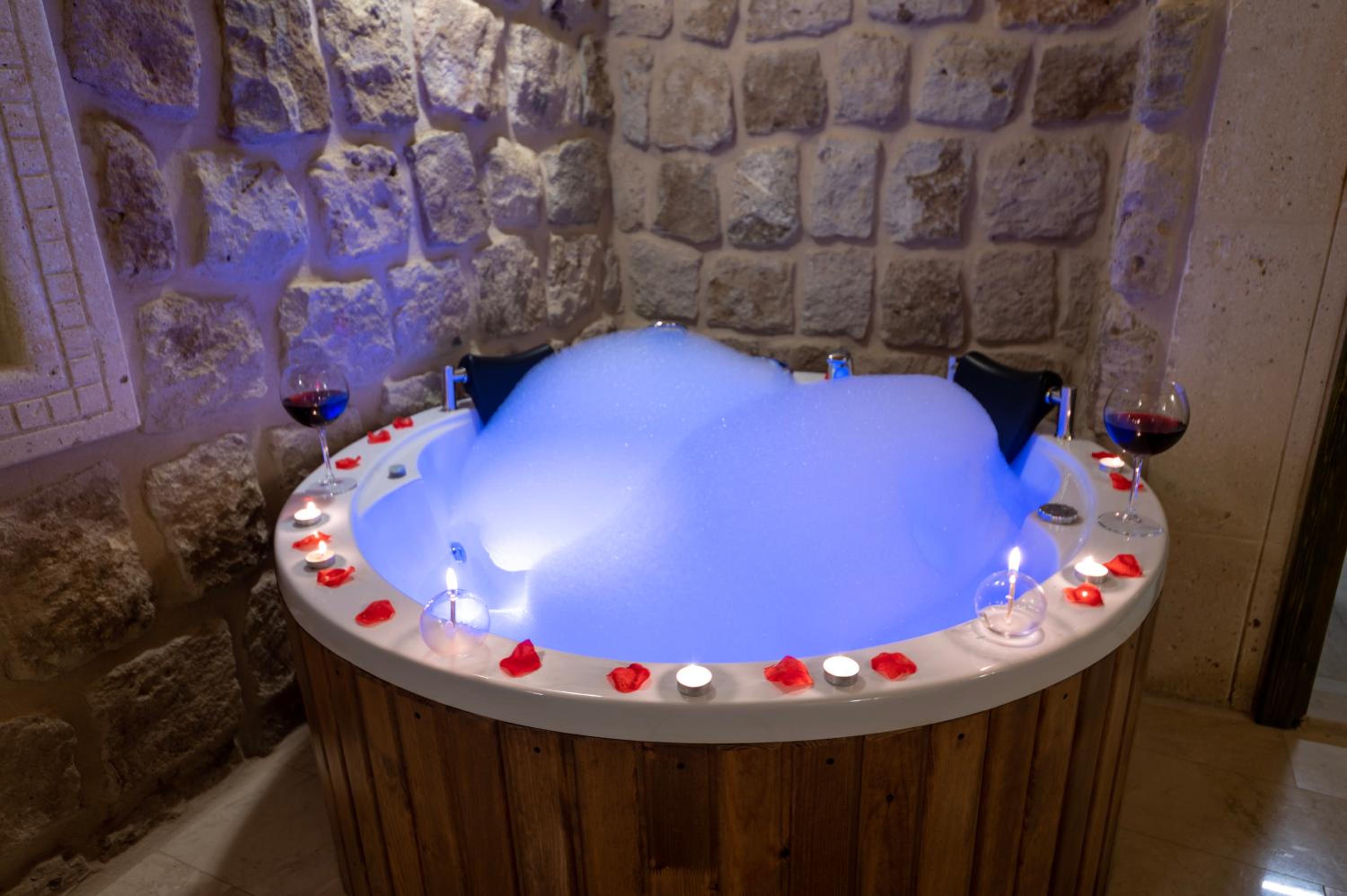 Double Room with Spa Bath - Photo 9