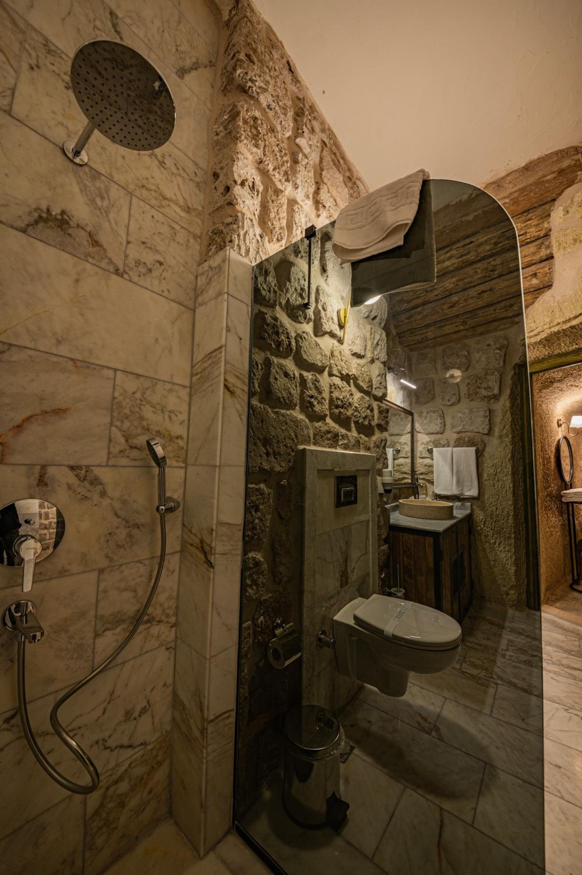 Queen Room with Spa Bath - Photo 9