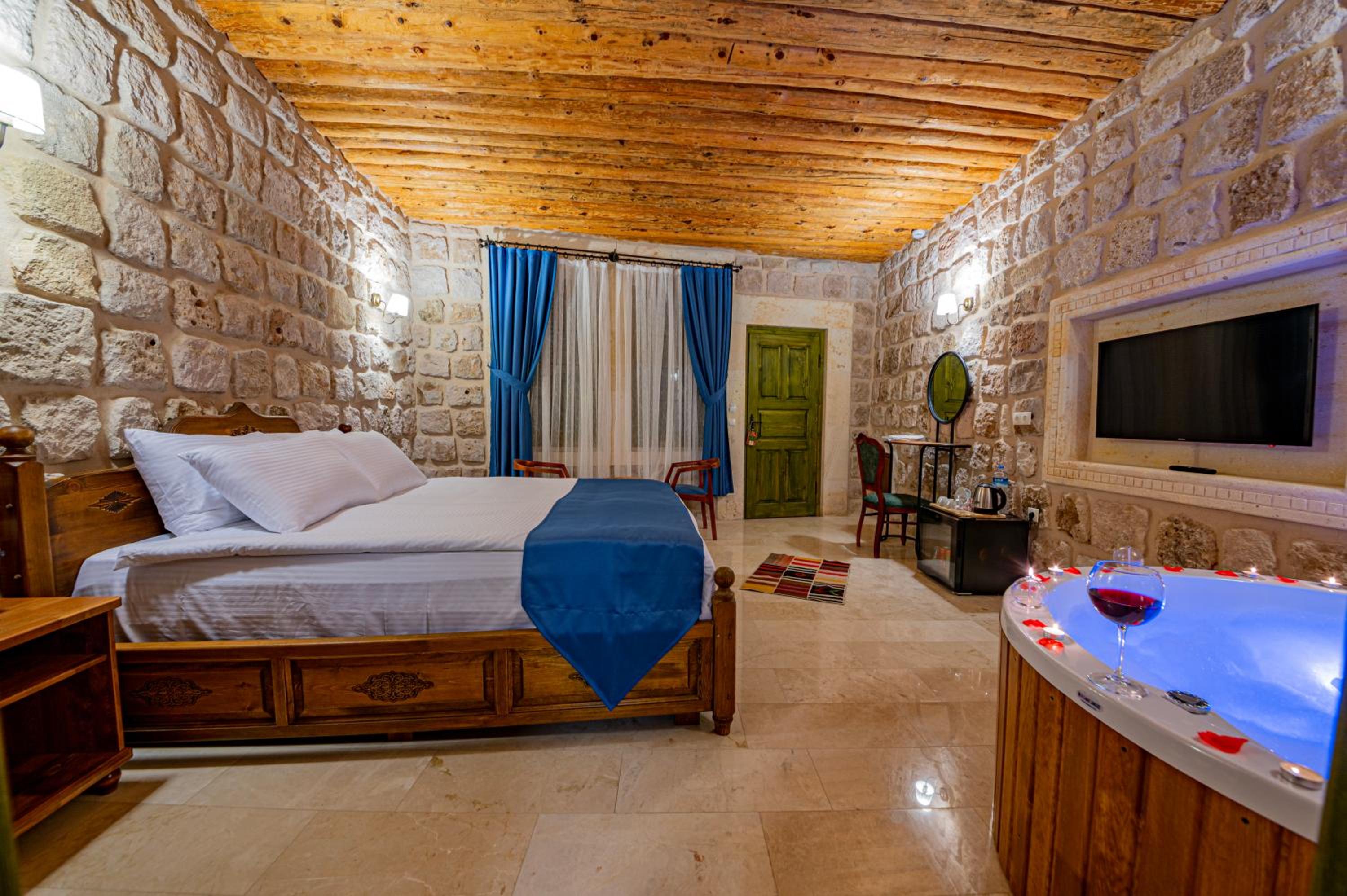 Double Room with Spa Bath - Photo 8