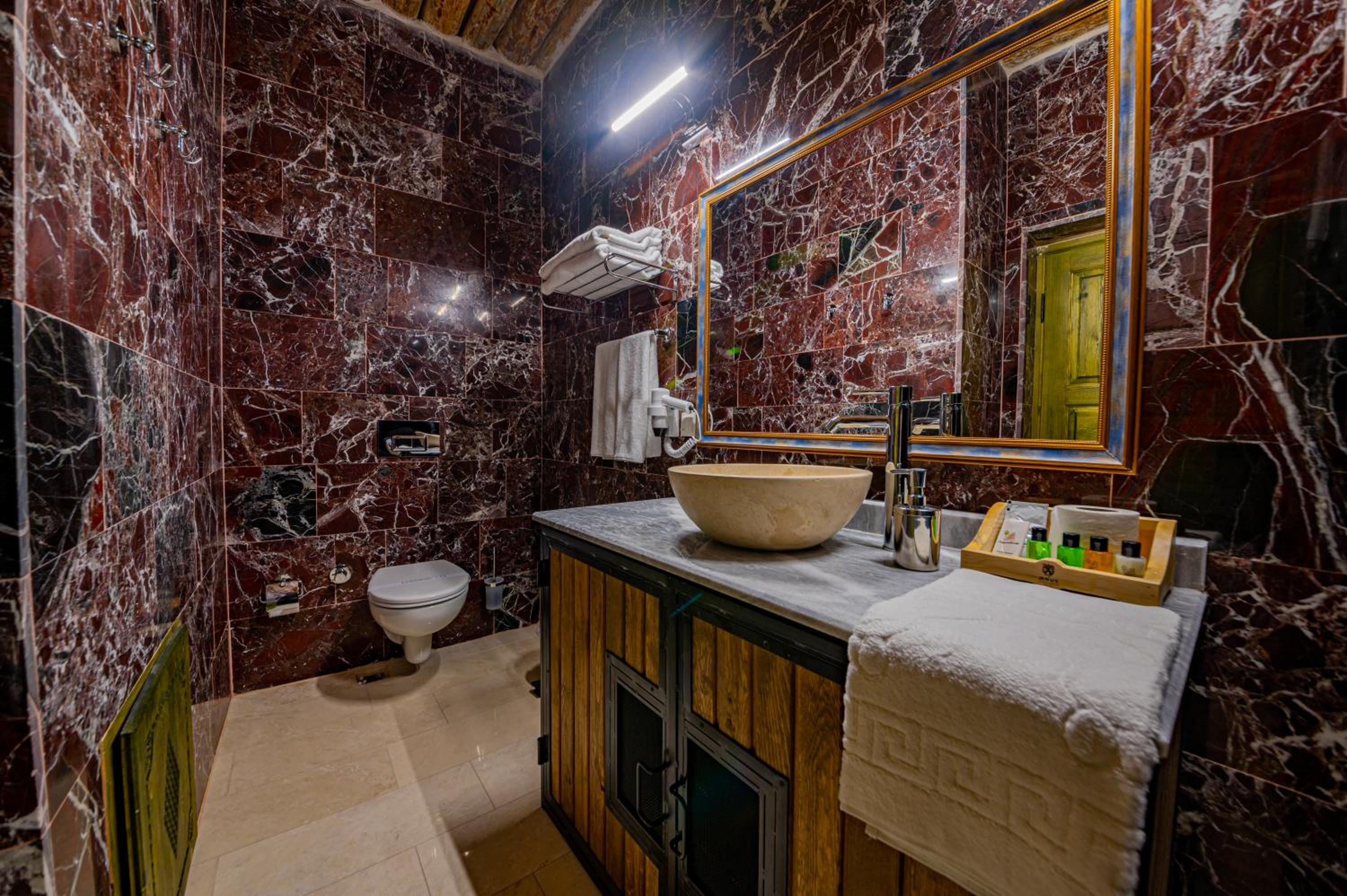 Double Room with Spa Bath - Photo 7