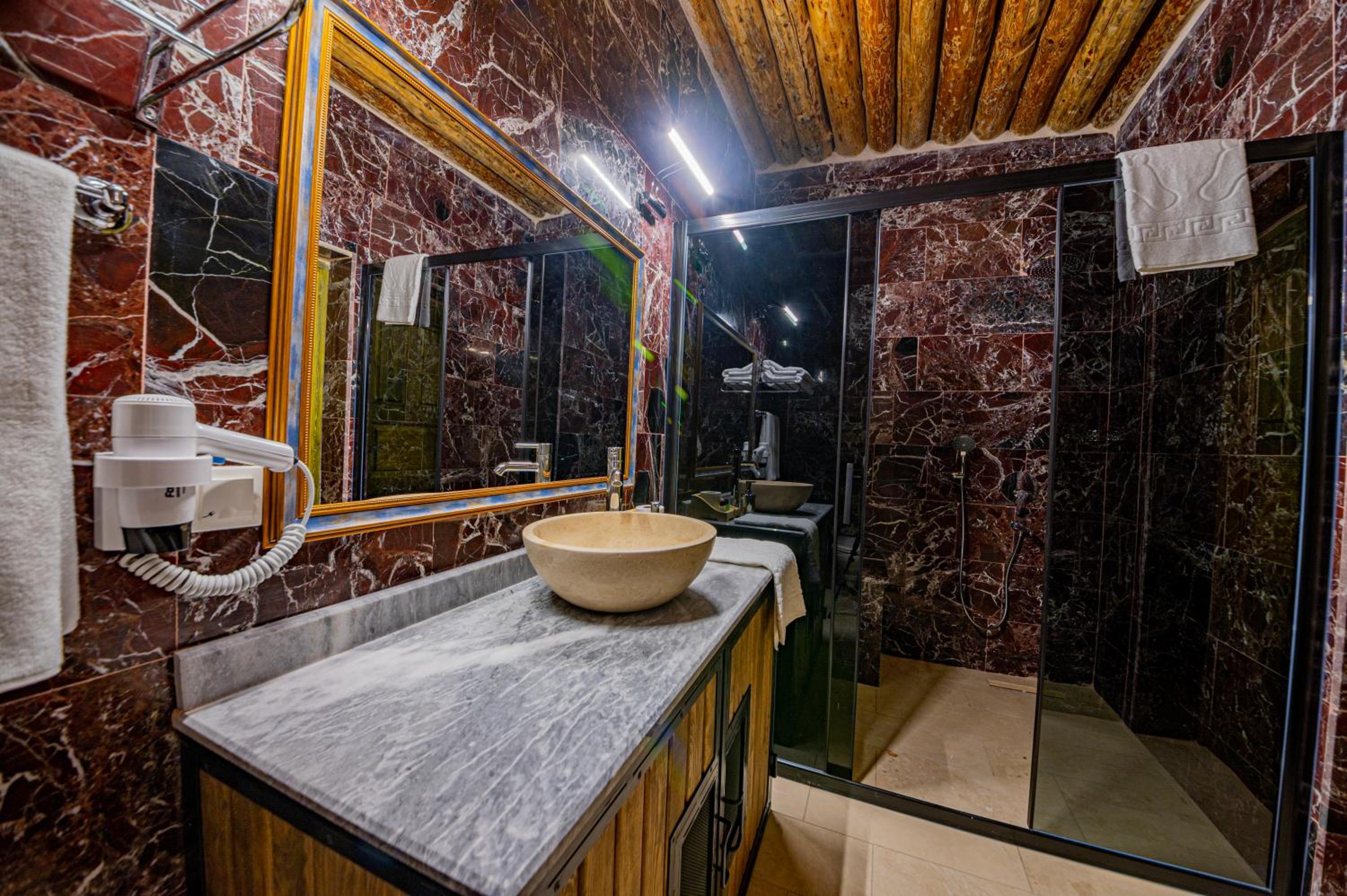 Double Room with Spa Bath - Photo 6