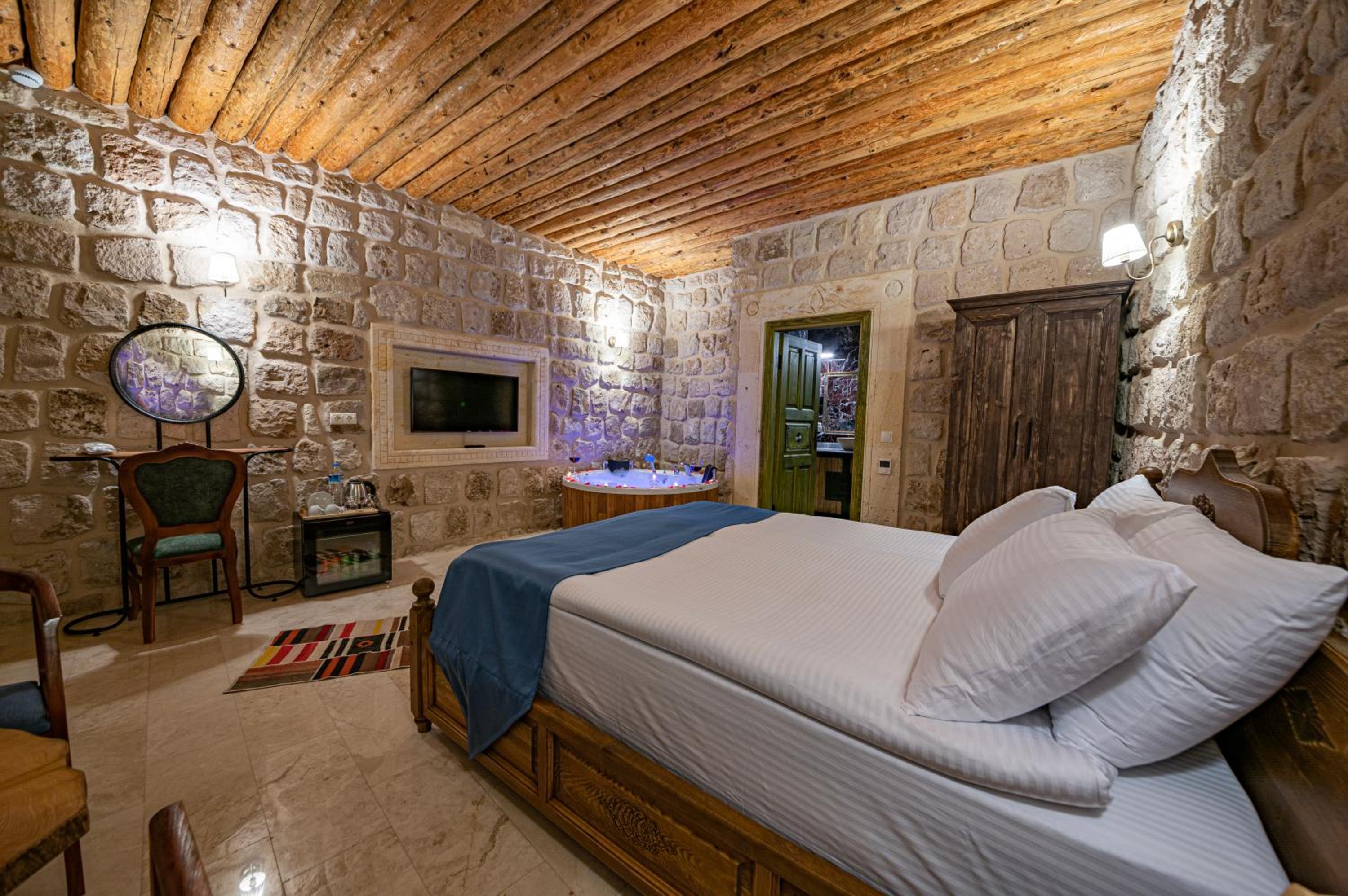 Double Room with Spa Bath - Photo 4
