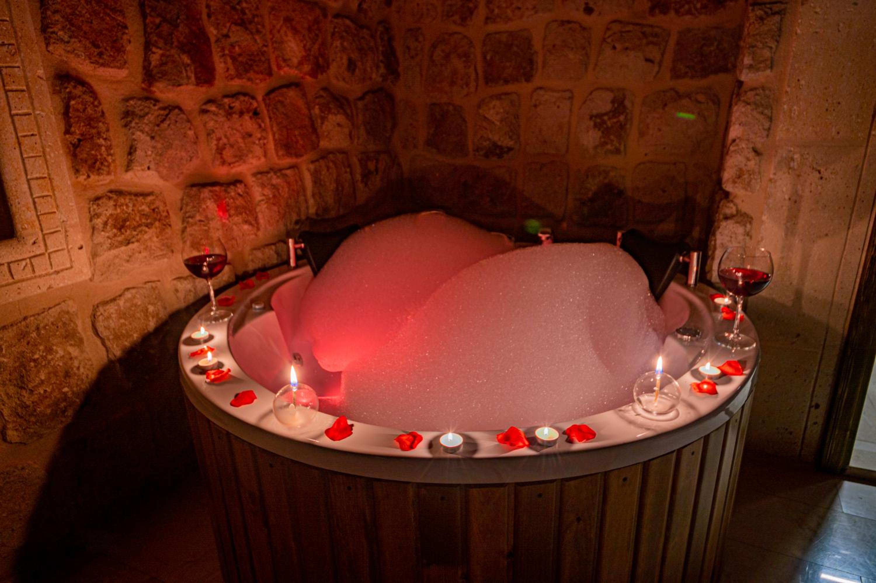 Double Room with Spa Bath - Photo 2